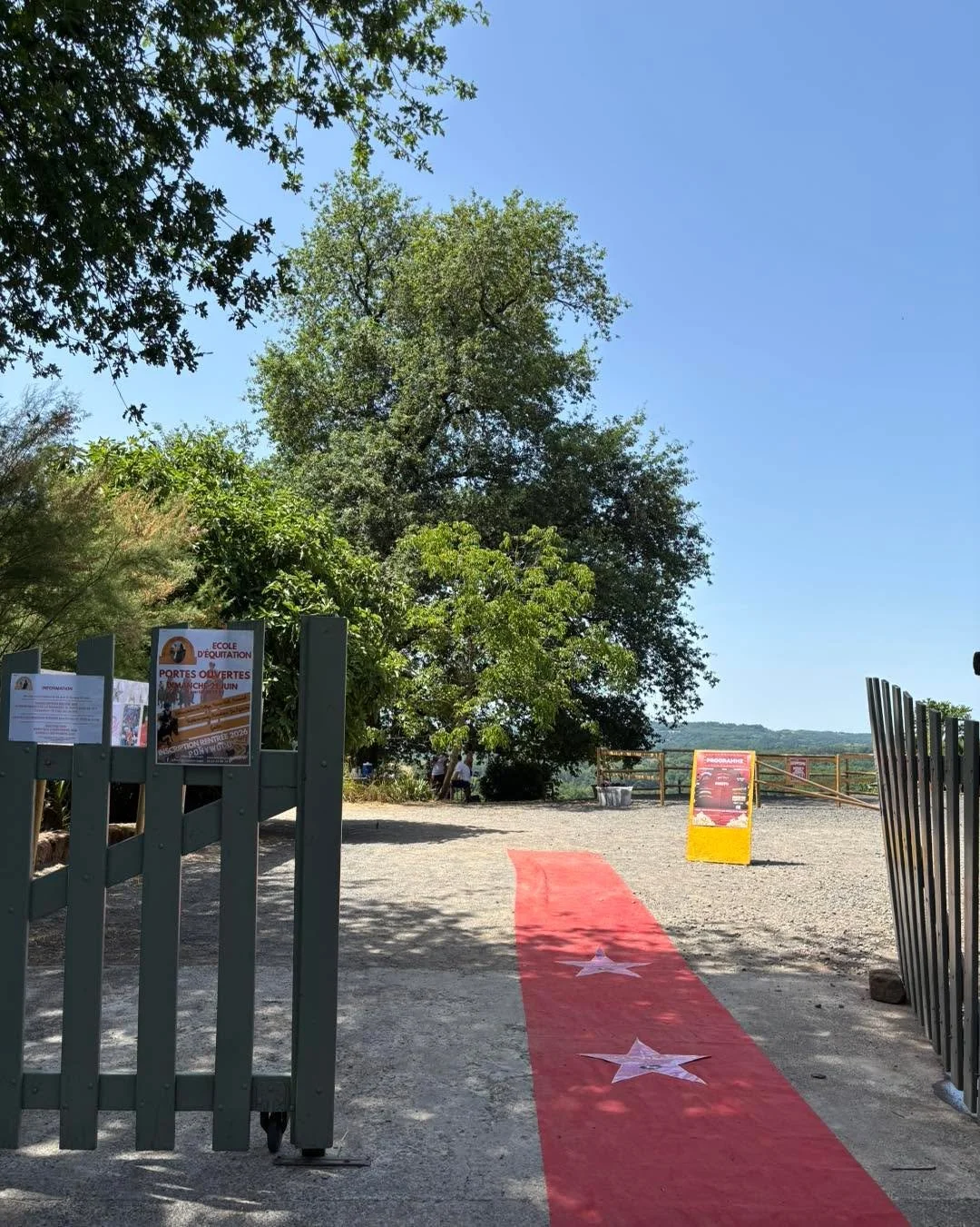 #LesMaisonsRouges #centre #&eacute;questre #centreequestre #centre&eacute;questre #poney #club #poneyclub #corr&egrave;ze #chabrignac #plusduntourdanssonsac #broderie machine
Dimanche, je suis all&eacute;e aux portes ouvertes du centre &eacute;questr
