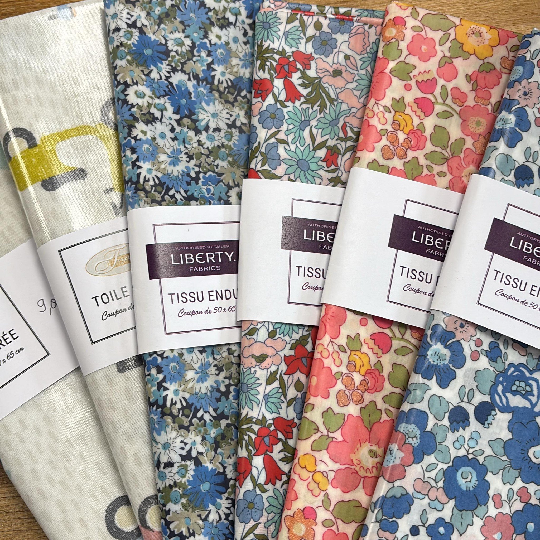 Nouveaut&eacute;s  #nouveaut&eacute;s #tissu #tissuimprim&eacute; #tissuenduit #tissuliberty #libertyfabrics #couture #coutureaddict
Plein d&rsquo;id&eacute;es d&rsquo;accessoires #ideecouturenoel  #trousse #troussetoileenduite #sacisotherme #madebym