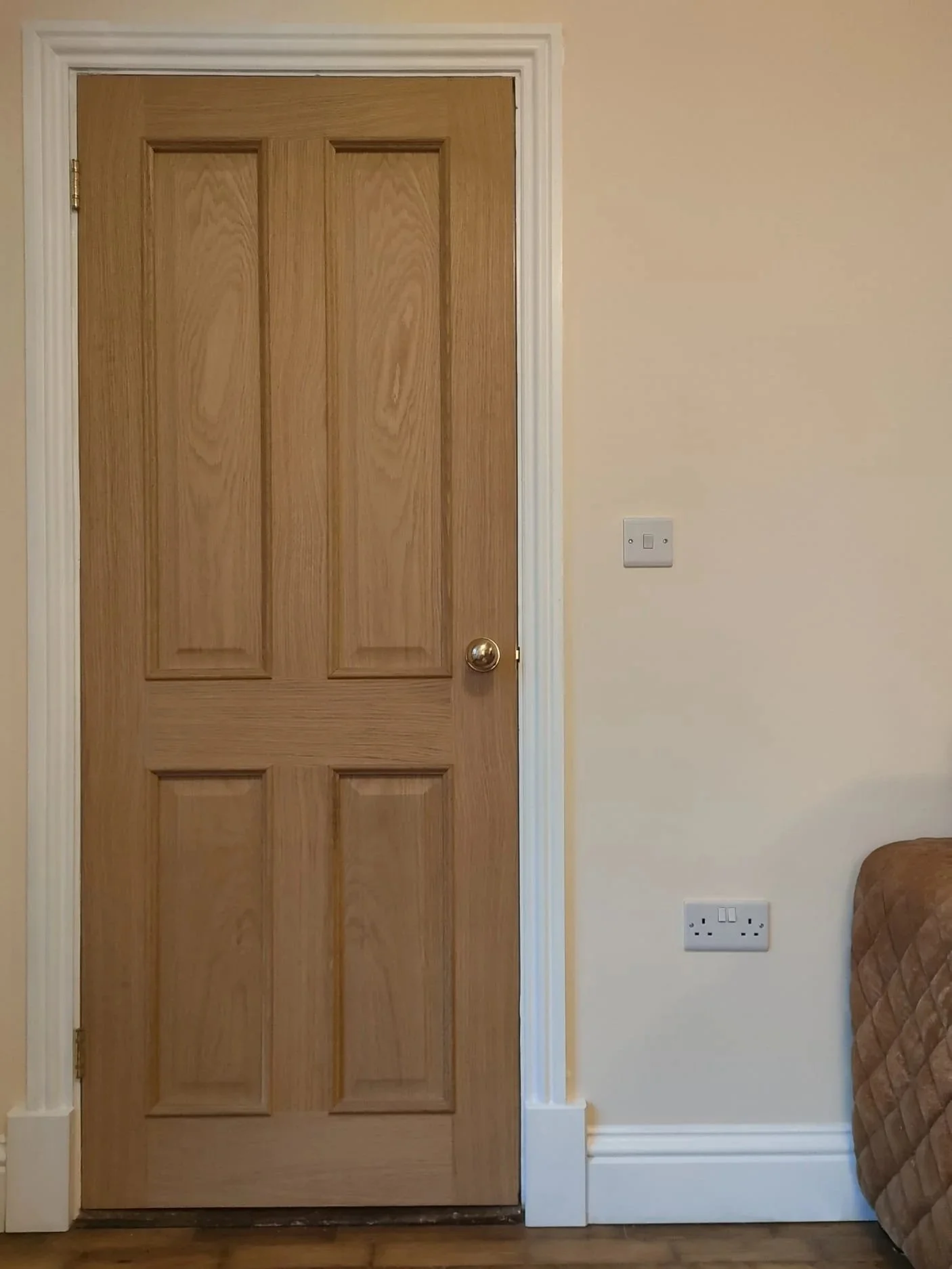 COMPLETE - INTERIOR OAK DOOR WITH ARCHITRAVE AND SKIRTING