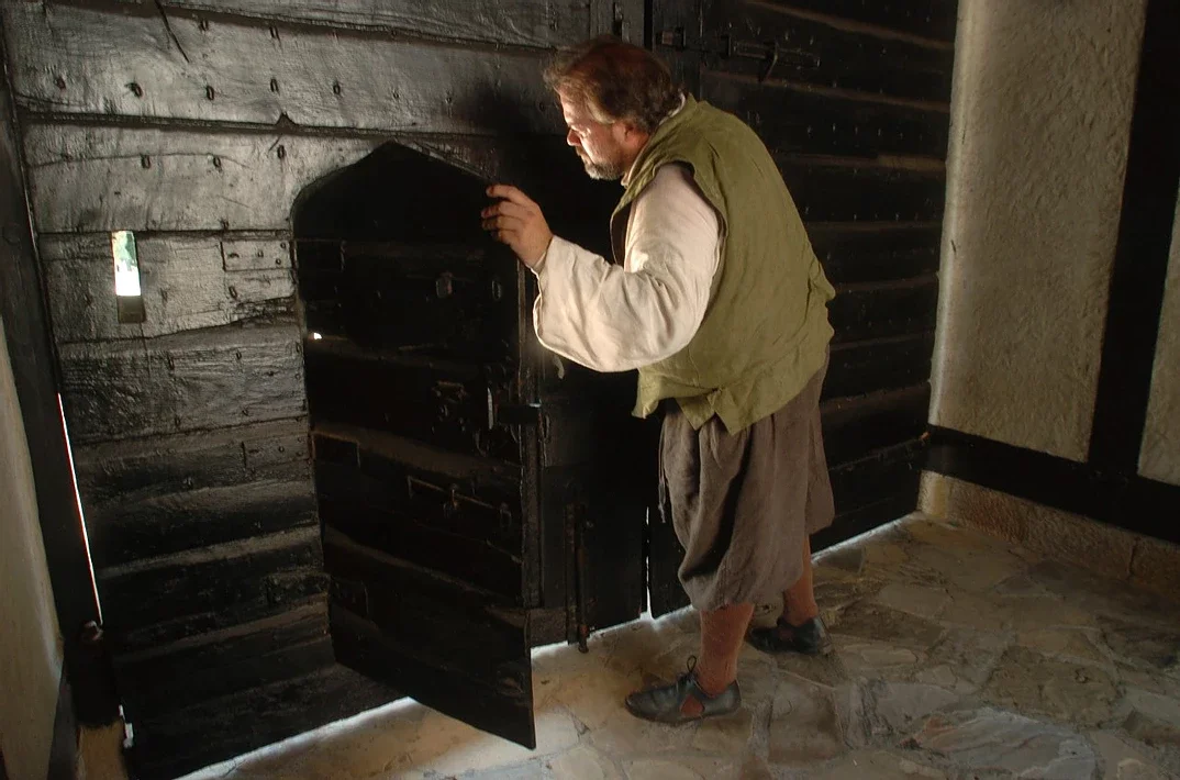 Evening: Closing the Manor for the Night