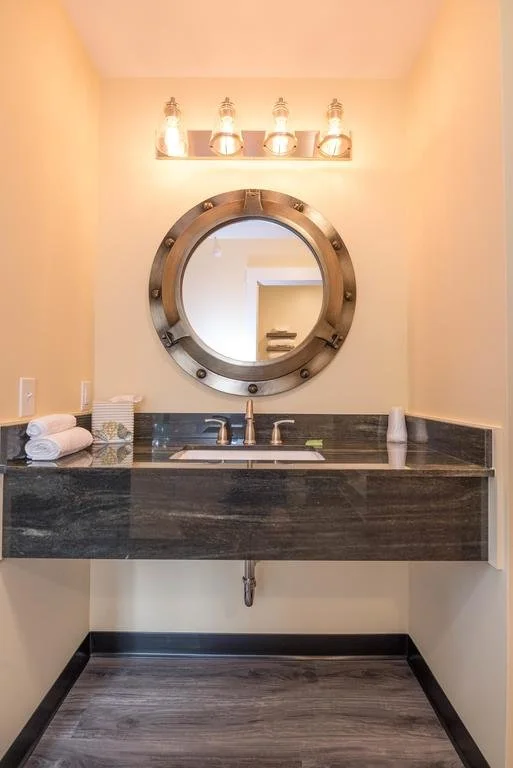 deluxe double queen room_5.jpg