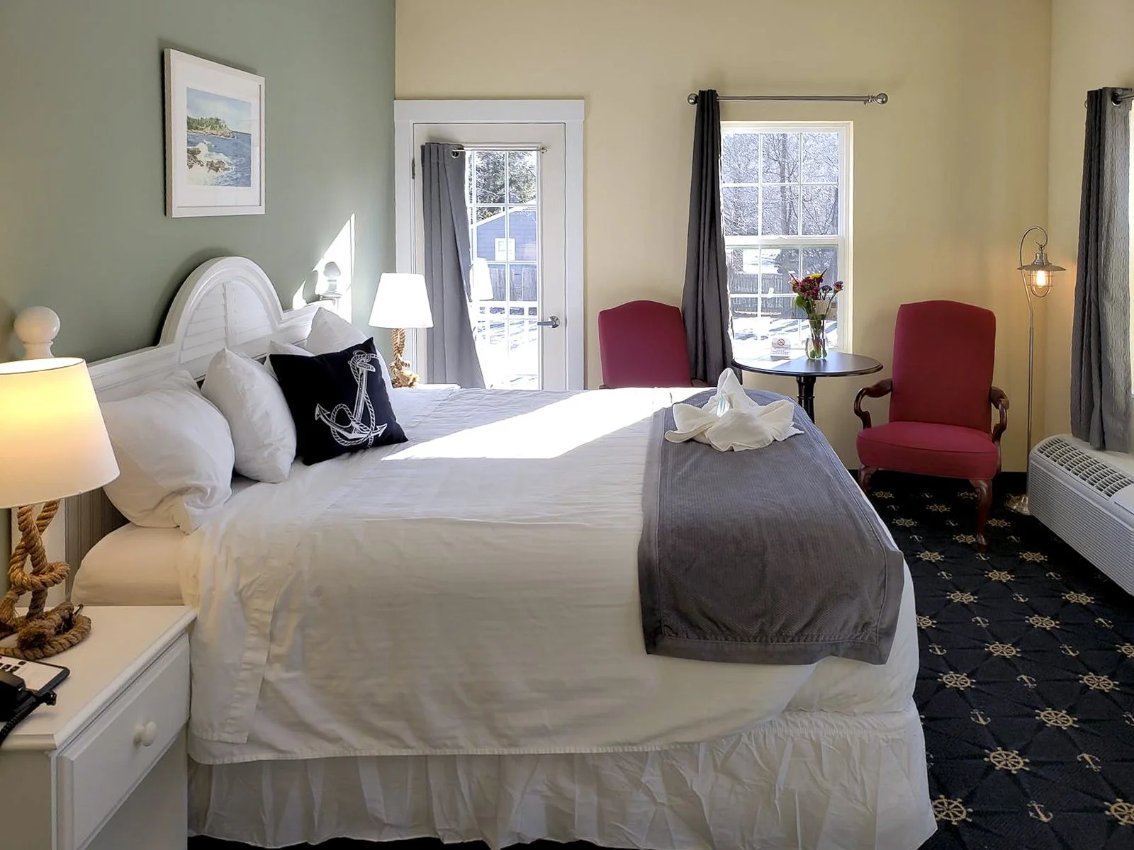 deluxe king room_1-2.jpg