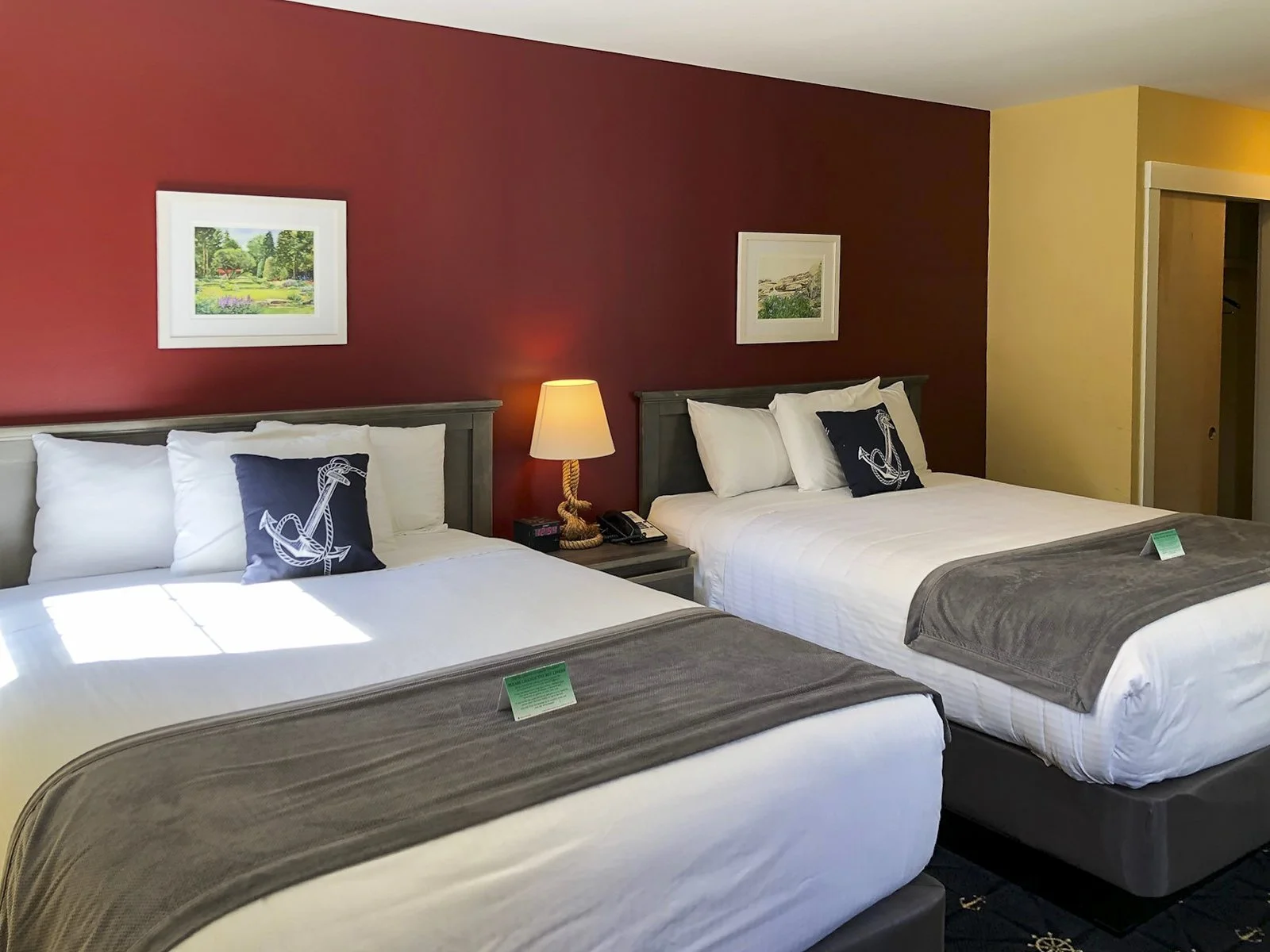 deluxe double queen room_1.jpg