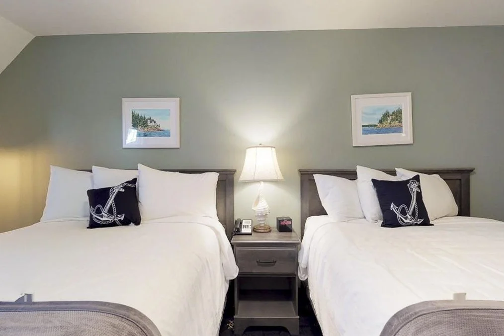 deluxe double queen room_2-2.jpg