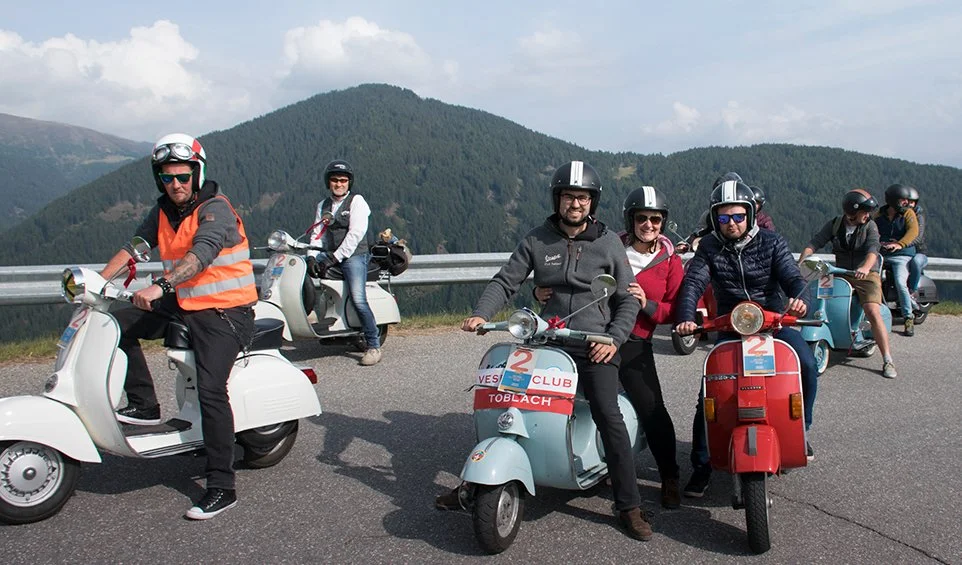 vespas.jpg