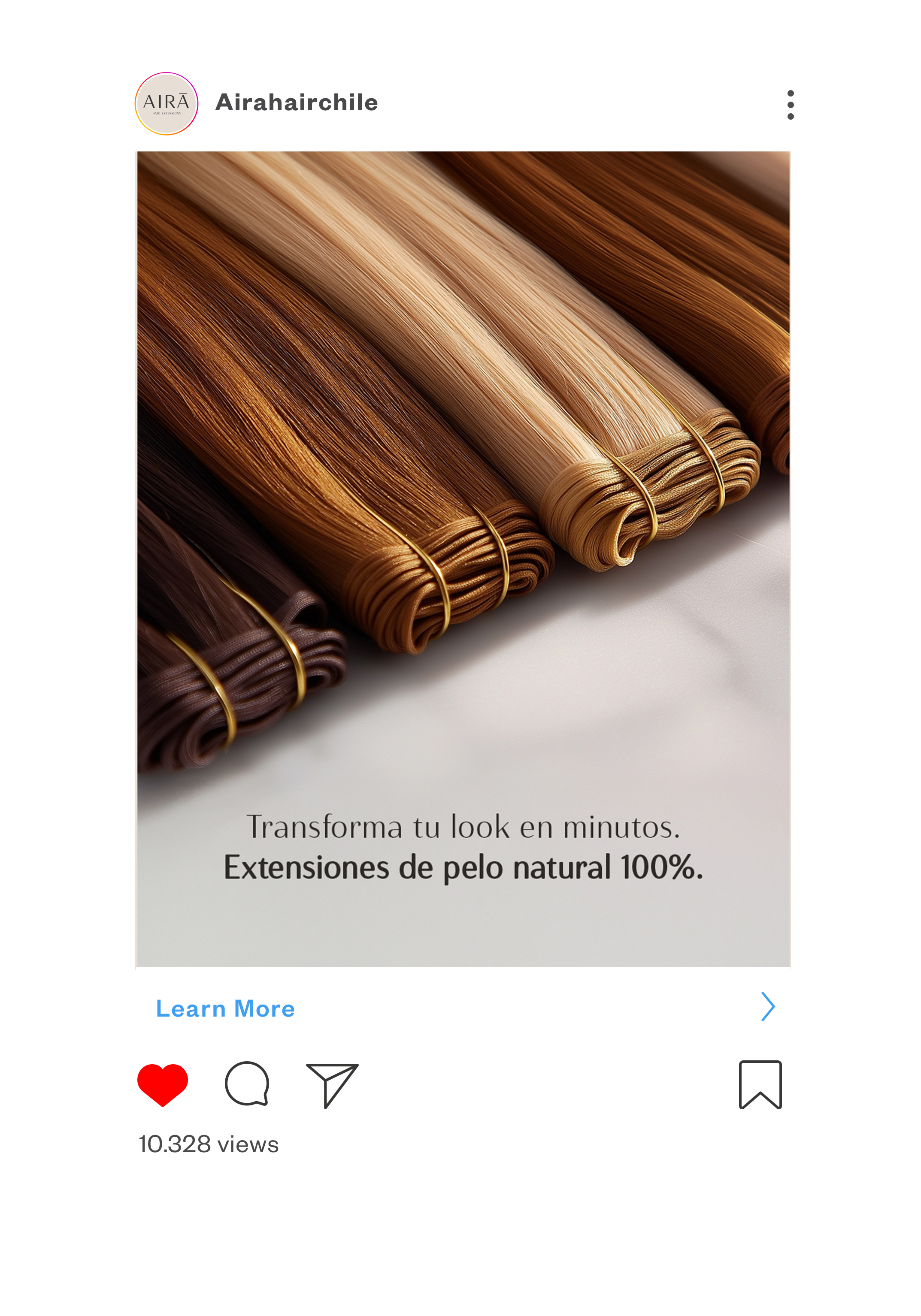 Bundles of hair extensions in various shades of brown, tied with small rubber bands, displayed on a flat surface with Spanish promotional text about natural hair extensions.