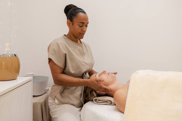 Natasha giving a manual lymphatic drainage massage