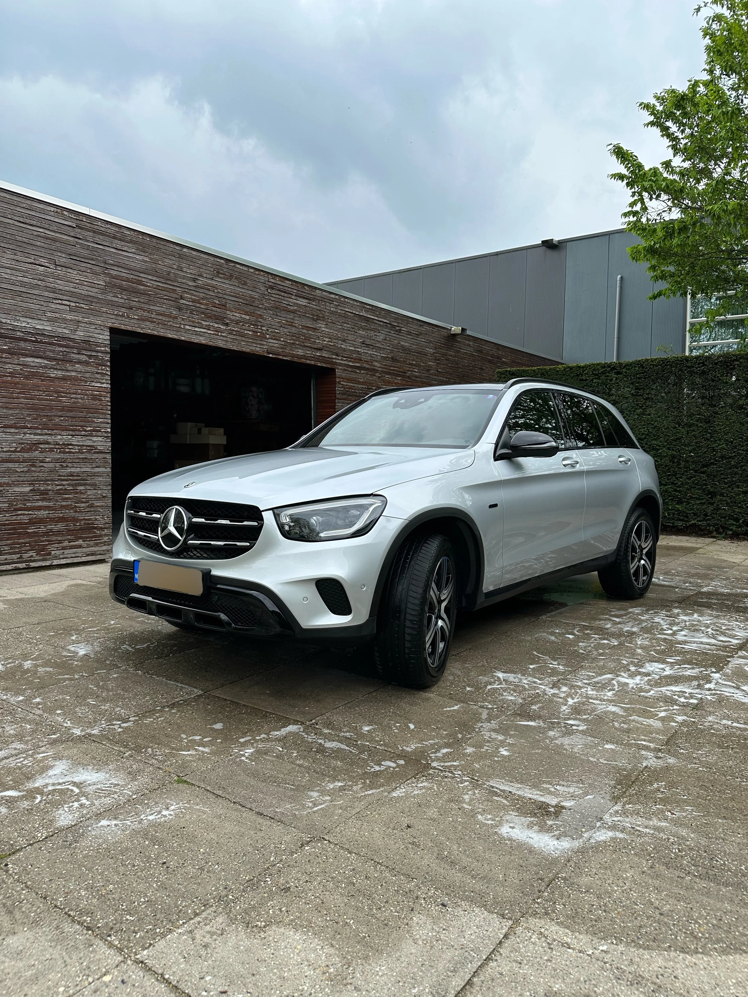 een stralende mercedes na een midden wasbeurt bij Car cleaning Oisterwijk