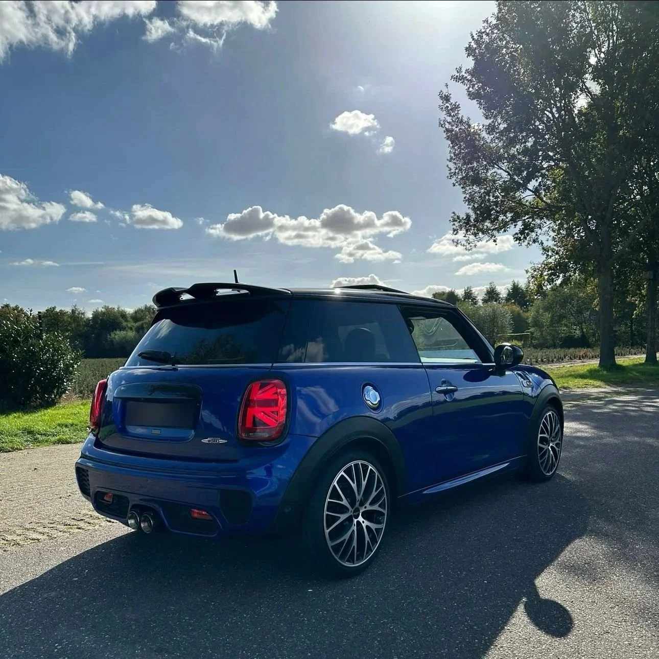 Blauwe Mini die straalt na een kleine wasbeurt bij Car Cleaning Oisterwijk.