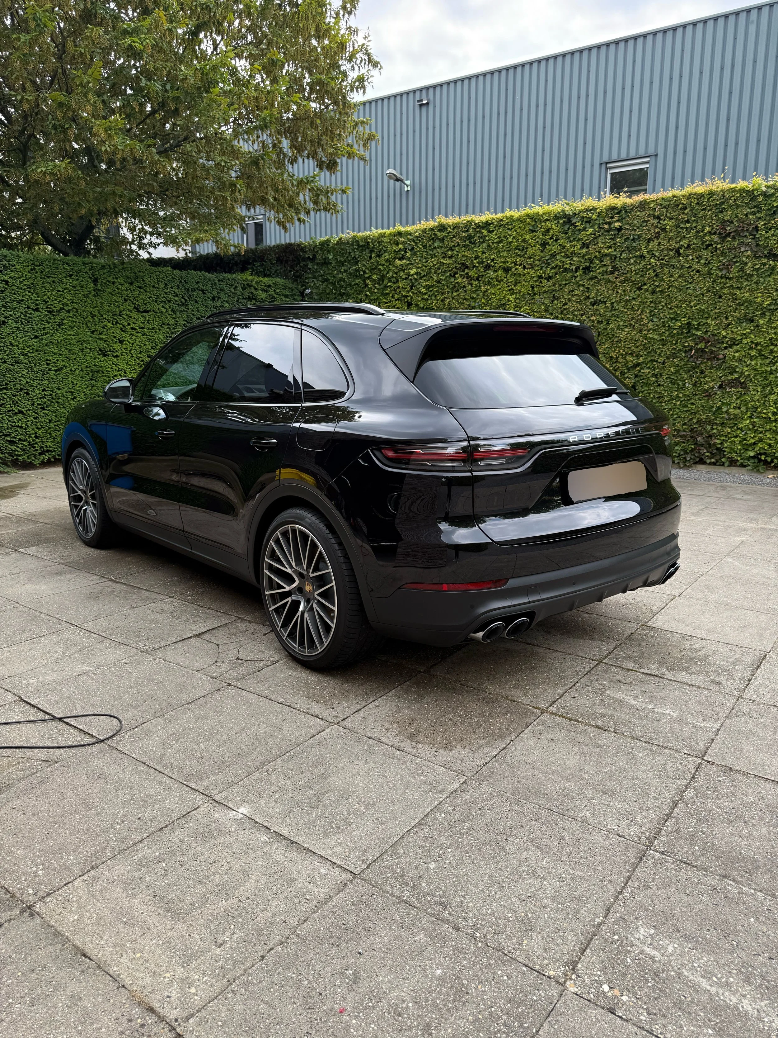 zwarte porsche cayenne na een grote wasbeurt bij car cleaning oisterwijk