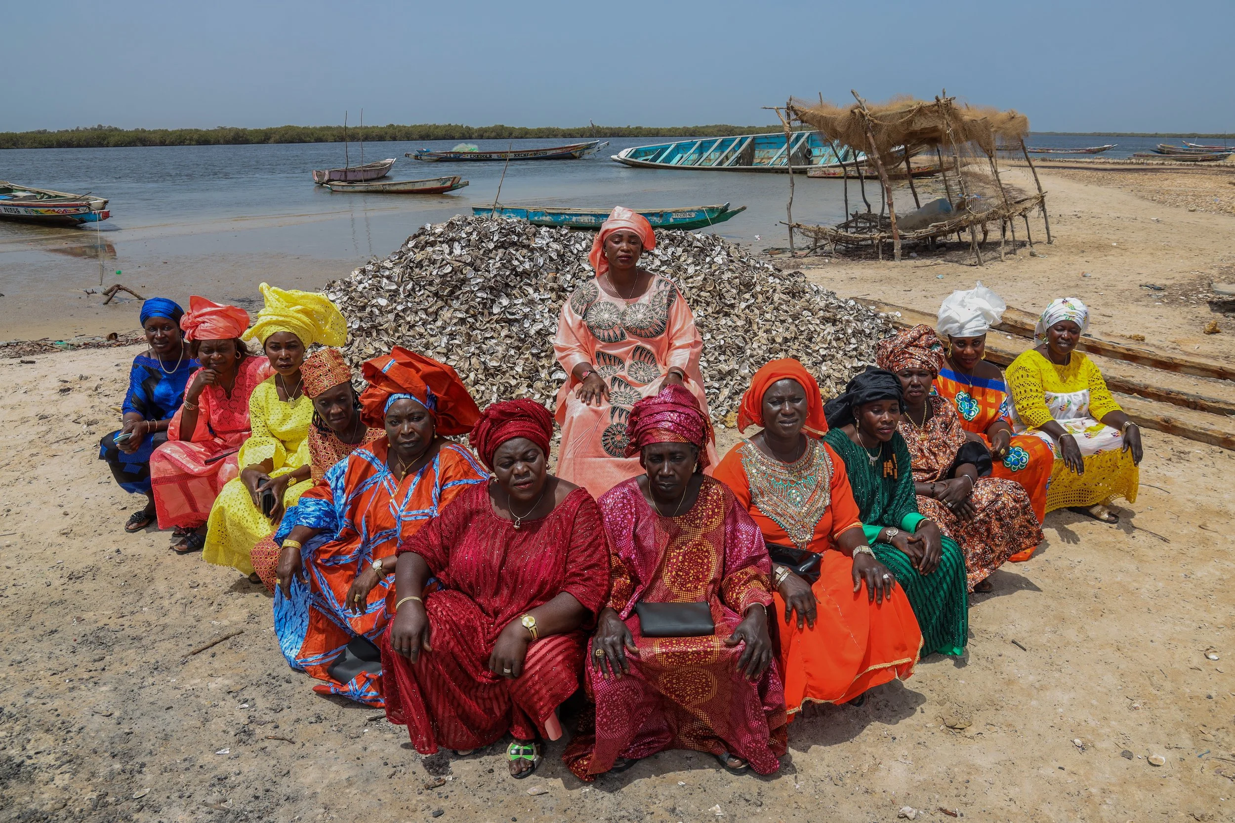 LES GARDIENNES DU TEMPLE

Les femmes, la terre et les matriarcats sont des sujets liés en Afrique car les femmes jouent souvent un rôle central dans la gestion des ressources naturelles et l'agriculture. Dans de nombreuses sociétés traditionnelles en