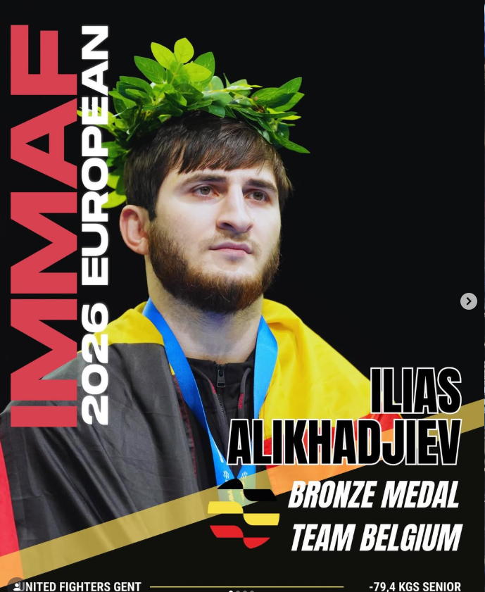 Portret van Ilias Alikhadjev met een lauwerkrans op zijn hoofd, drape of de Belgische vlag en een medaille, met tekst over zijn deelname aan de IMMAF 2022 in Europa en zijn medaille.