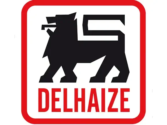 Robuuste zwarte leeuw met een rode rand en de tekst 'DELHAIZE' eronder.