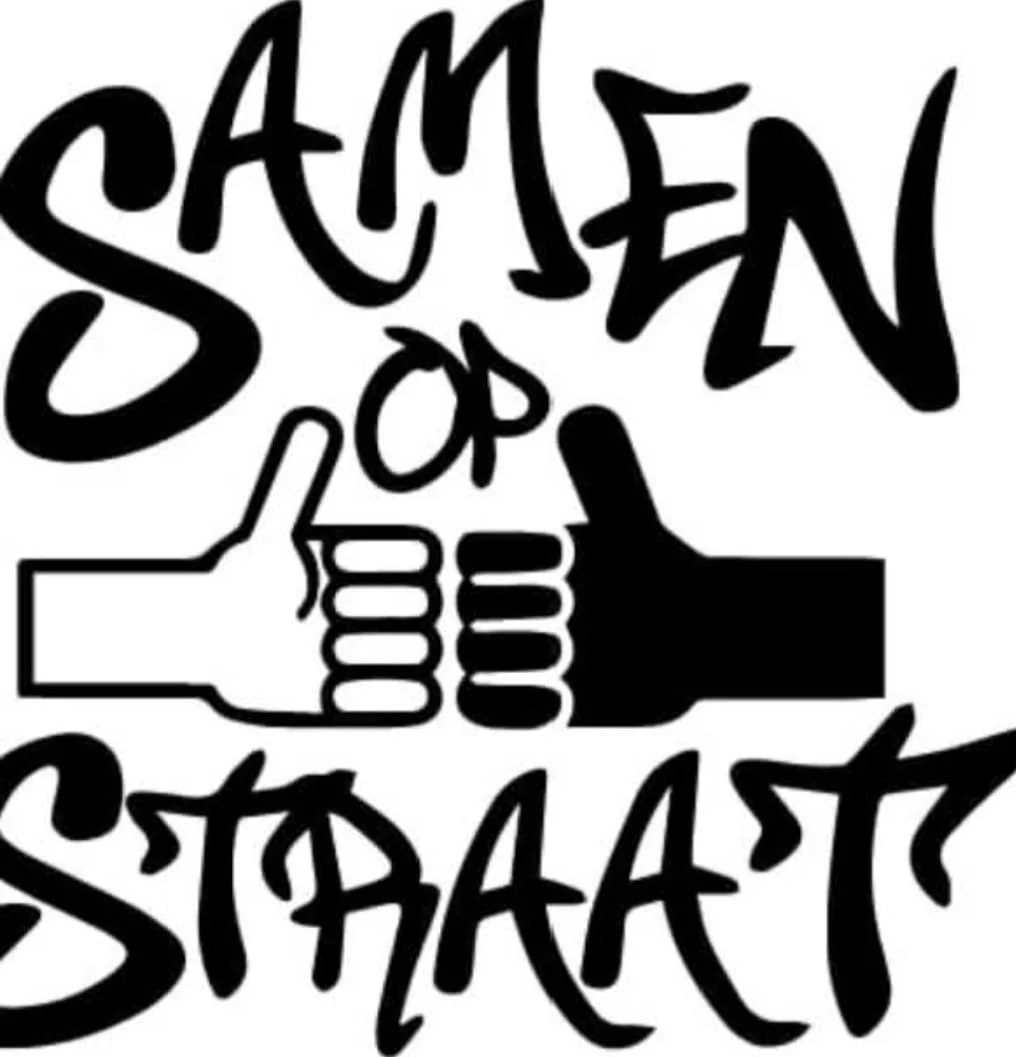 Grafische afbeelding met de woorden 'Samen op straat' en twee gekleurde handen die elkaar vasthouden, met een stadsachtergrond.
