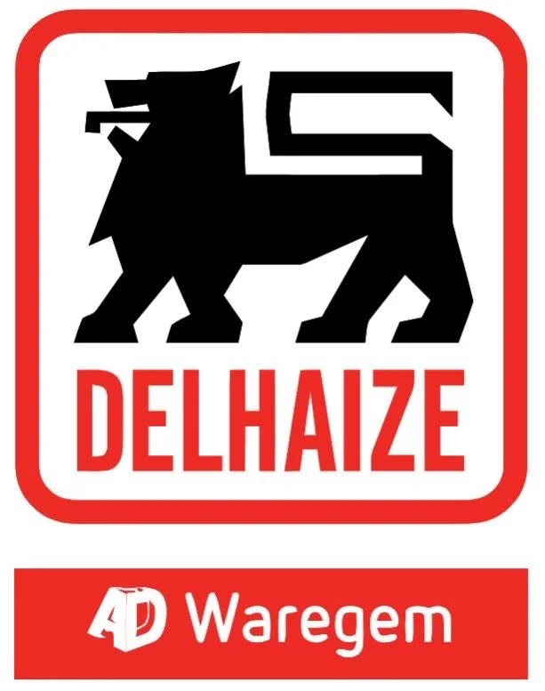 Logo met een zwart gestileerde leeuw en de tekst 'DELAHZE' erboven, onder een rood kader. Daaronder de tekst 'AD Waregem' op een rode achtergrond.