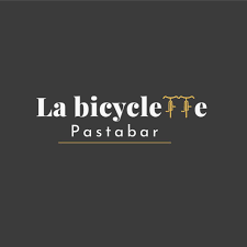 Logo van La Bicyclette Pastabar met een zwart achtergrond en witte en gouden tekst.