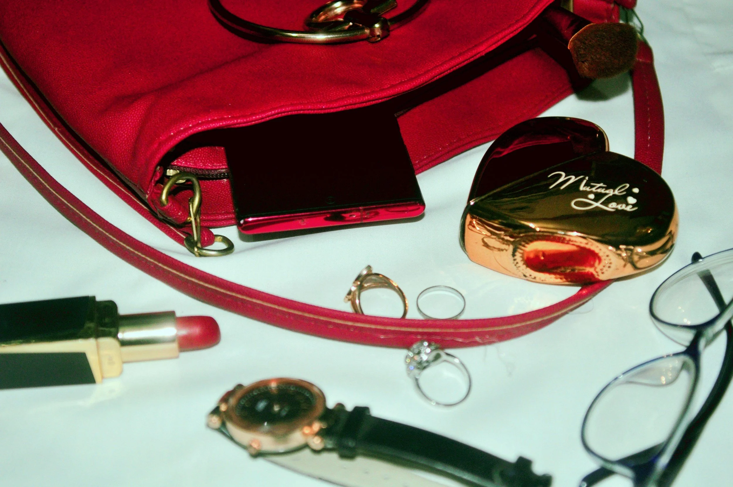 What Every Woman Should Keep in Her Handbag