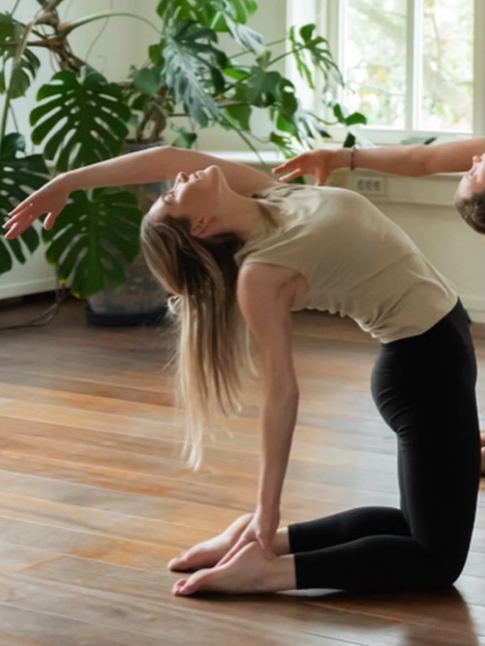 S T A P  I N  J O U W  K R A C H T 
Yoga nodigde mij uit om te luisteren, deep listening naar mijn limieten. Waar is er meer ruimte, waar mag ik naar toe groeien? Wat heb ik nodig in plaats van wat wil ik graag? De structuren waarin ik mij begeef bev