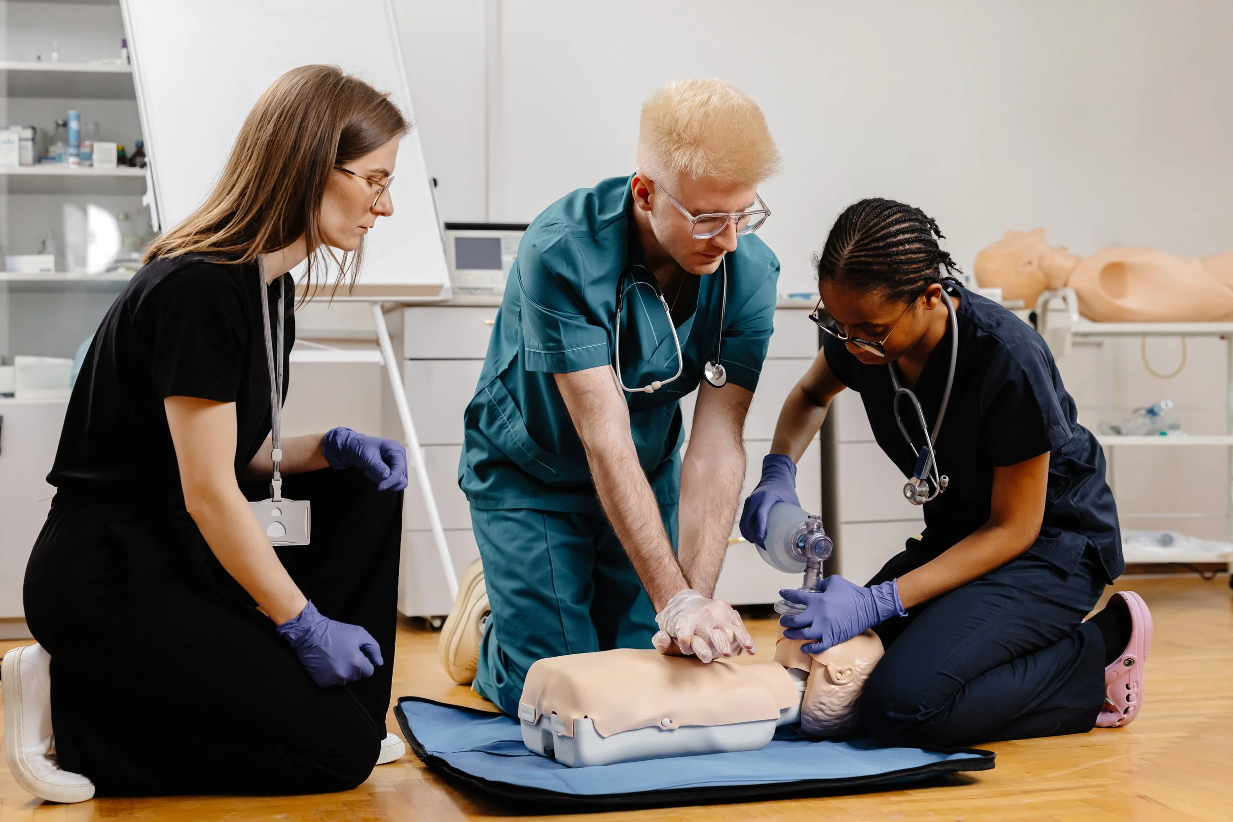 vecteezy_doctors-practicing-cardiopulmonary-resuscitation-during_60123739.JPG
