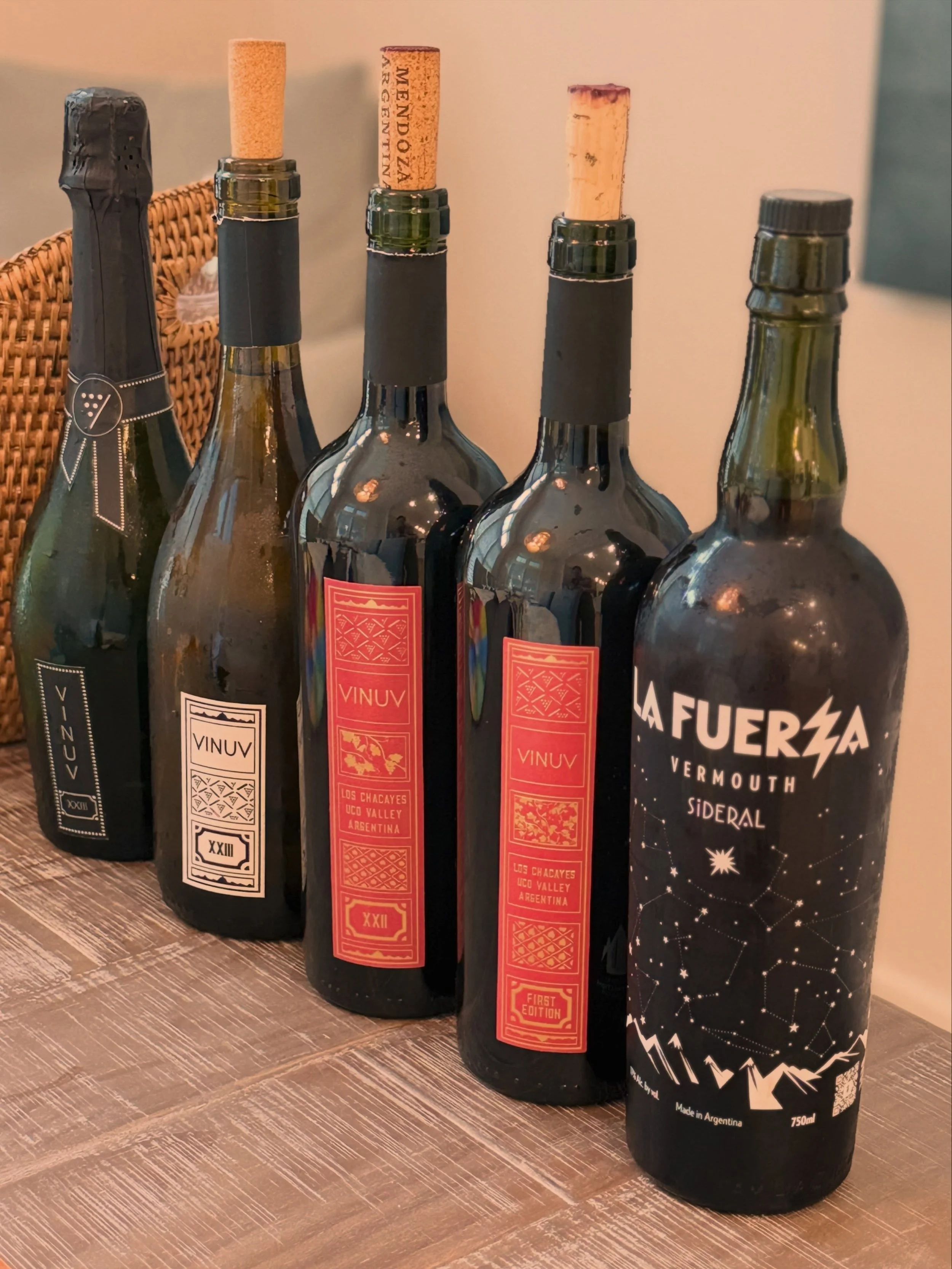 What a fantastic private wine and cheese tasting featuring @vinuvwine Argentinian 🇦🇷 wines and @lafuerzavermu vermut

DM or contact me directly for any private tasting inquiries!

🍷 and 🧀 Pairings
2022 Brut Nature with Espelette Marbled Goat
2023