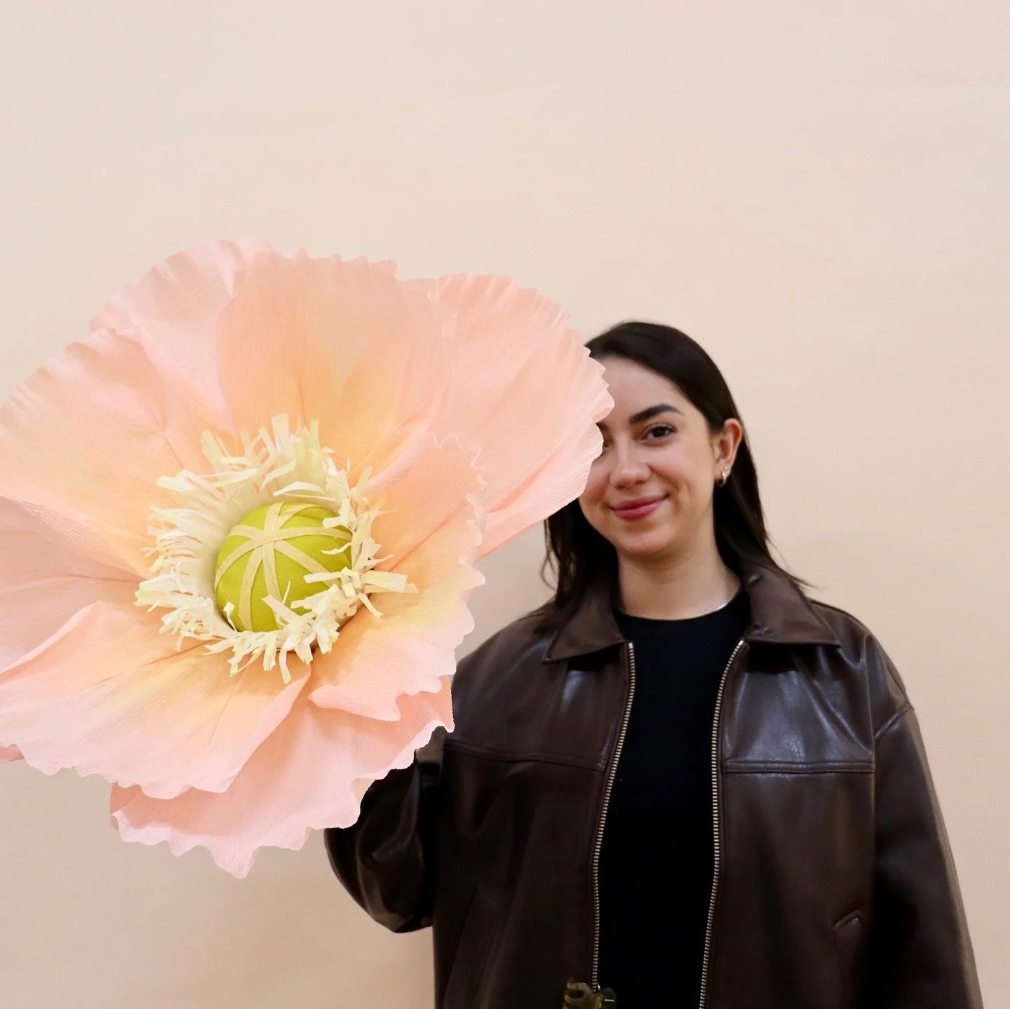 Keep it simple. Make it giant.

🌸 Flores de papel gigante

Crearemos 4 flores distintas:
&bull; Poppy &mdash; 10 de noviembre
&bull; Peon&iacute;a I &mdash; 14 de noviembre
&bull; Ran&uacute;nculo &mdash; 17 de noviembre
&bull; Peon&iacute;a II &mda