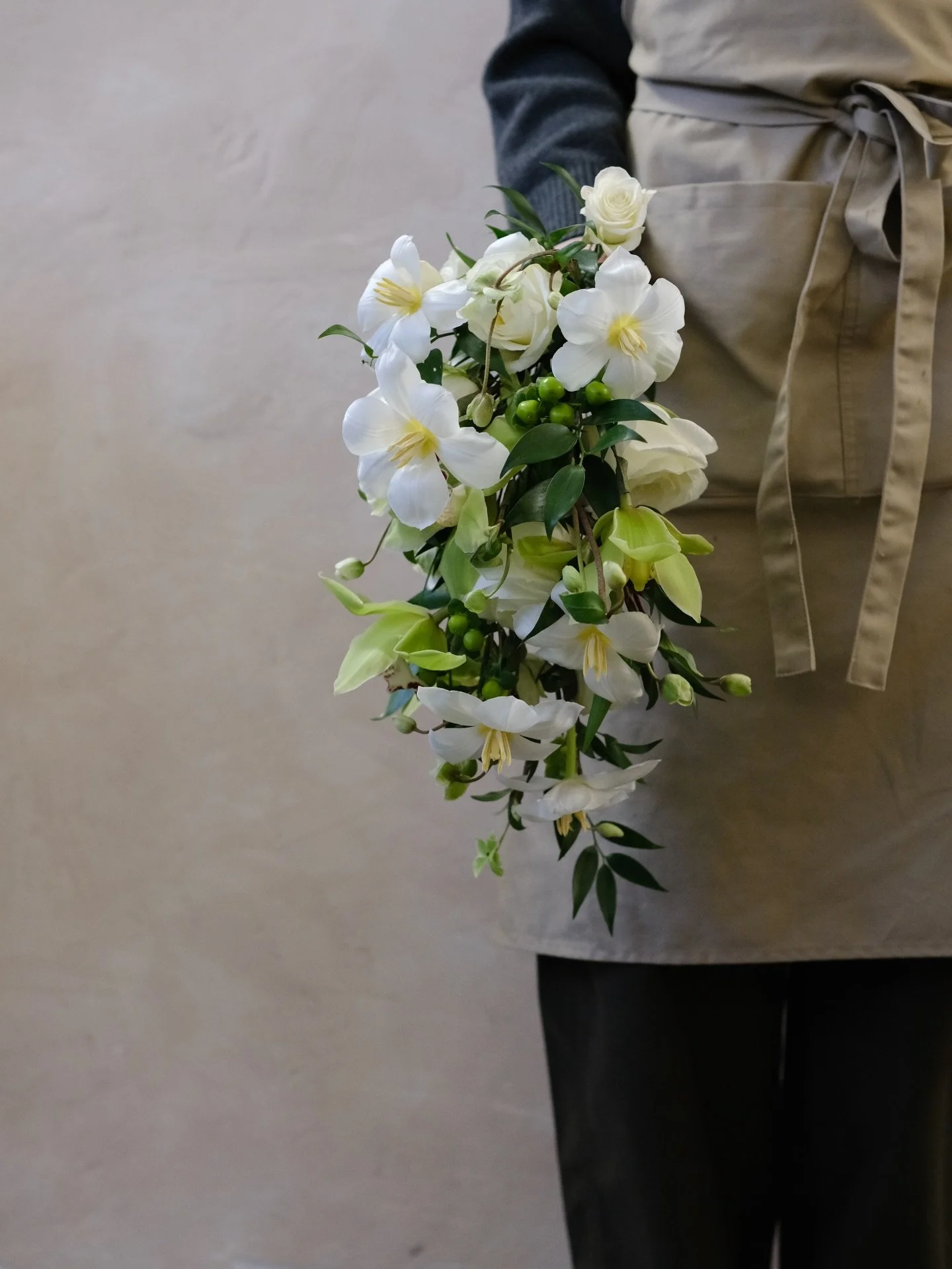 Hay muchas formas de hacer un ramo de mano.
Este, en cascada tradicional, habla de elegancia, movimiento y estructura 💐

Una t&eacute;cnica que transforma la forma de dise&ntilde;ar.
&iquest;Te gustar&iacute;a aprender a hacerlo paso a paso en Flora