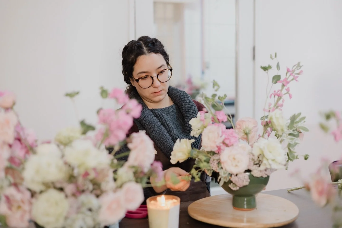 En el diplomado de Floral Workshops, nuestras alumnas aprenden haciendo. Desde la selecci&oacute;n de flor hasta la estructura y el balance del arreglo, cada ejercicio suma t&eacute;cnica y seguridad 🌿

Aqu&iacute; se practica, se corrige y se vuelv