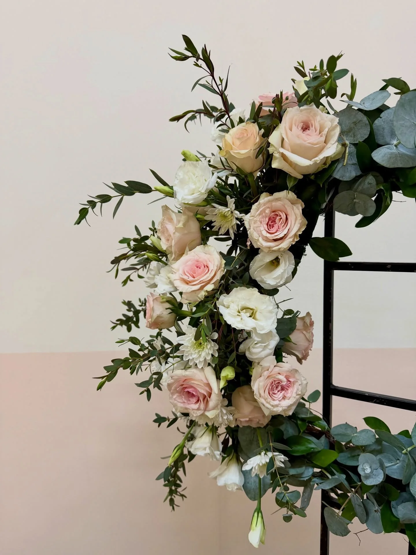 Ayer en clase vivimos la creaci&oacute;n de coronas f&uacute;nebres. 🤍

#Dise&ntilde;oFloral #CoronasF&uacute;nebres #ArteFloral #FloresConSignificado #FloralDesign