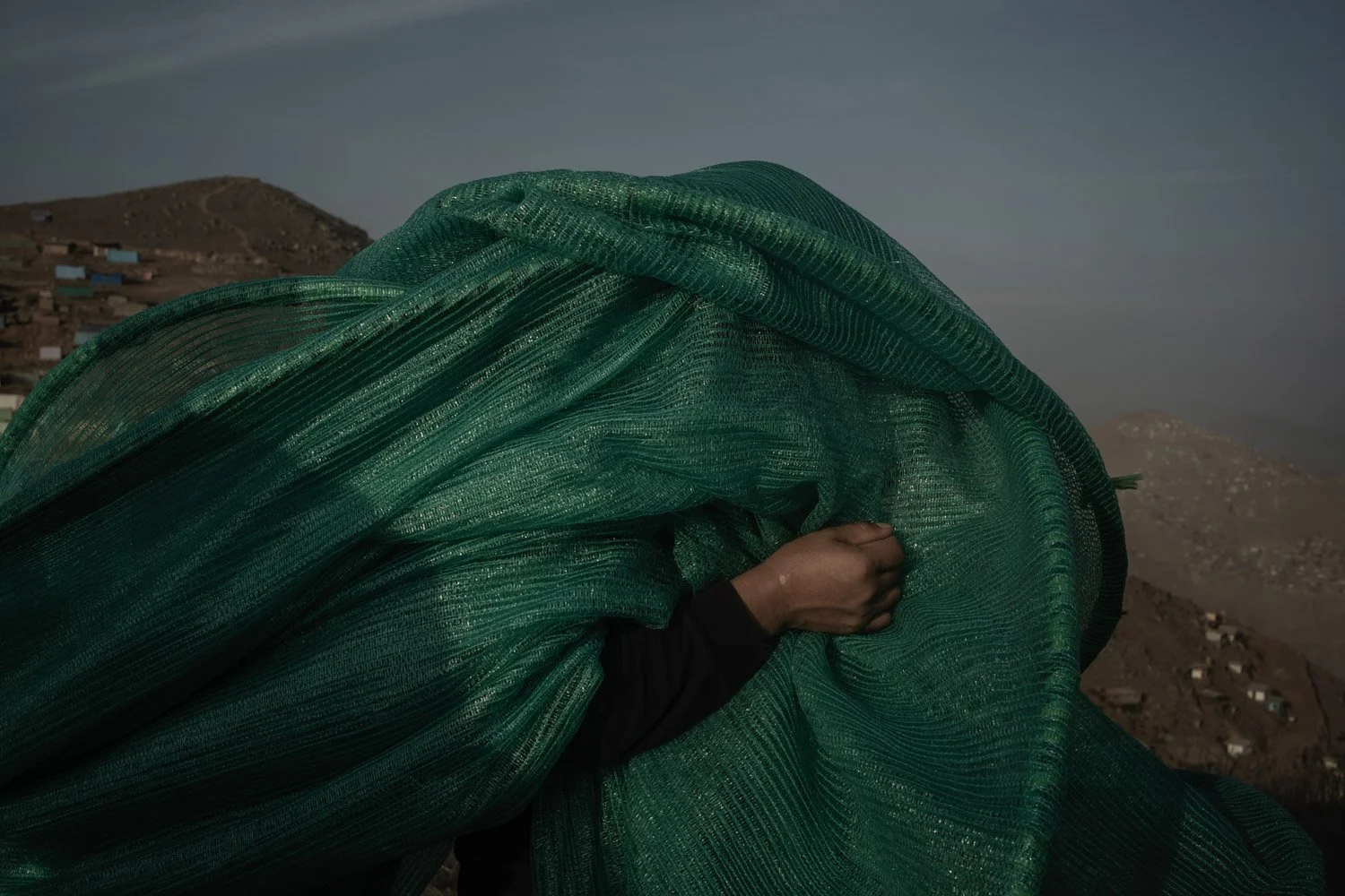 fog-nets-lima-desert-city-water-collection-alessandrocinque-innovative-sustainable-NationalGeographic