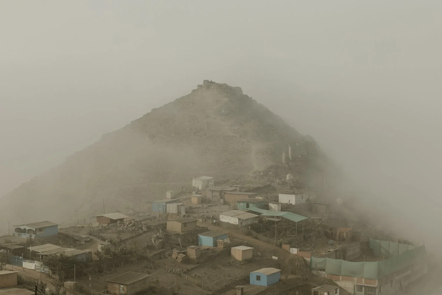 fog-nets-lima-desert-city-water-collection-alessandrocinque-innovative-sustainable-NationalGeographic