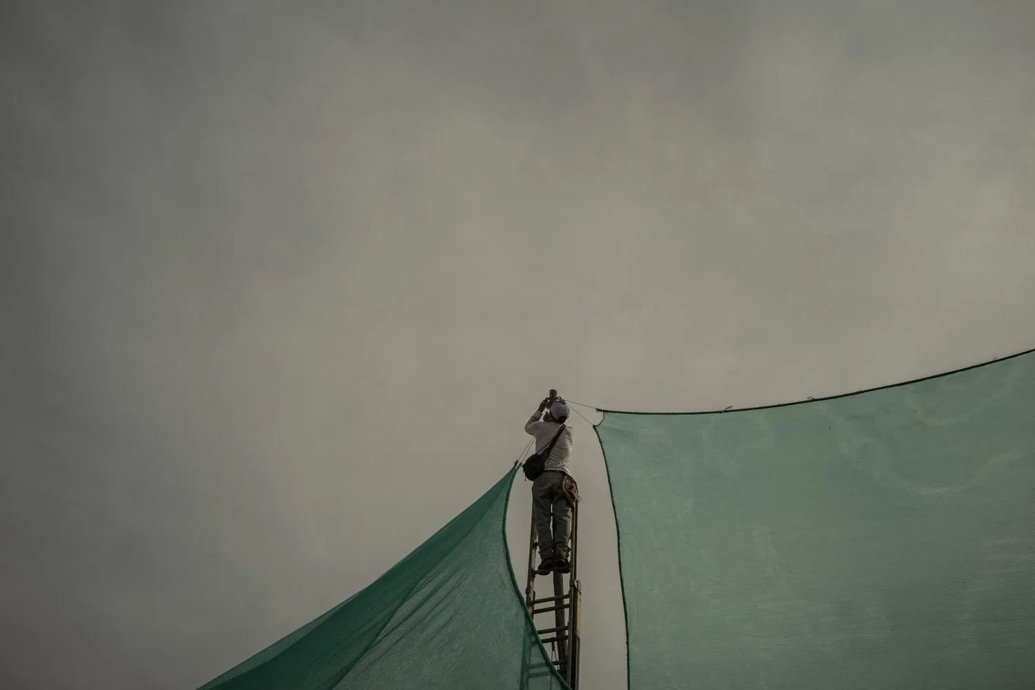 fog-nets-lima-desert-city-water-collection-alessandrocinque-innovative-sustainable-NationalGeographic
