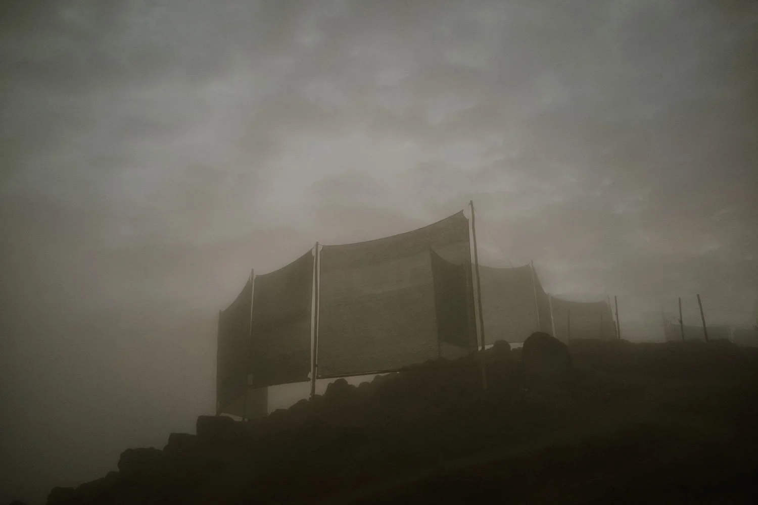 fog-nets-lima-desert-city-water-collection-alessandrocinque-innovative-sustainable-NationalGeographic