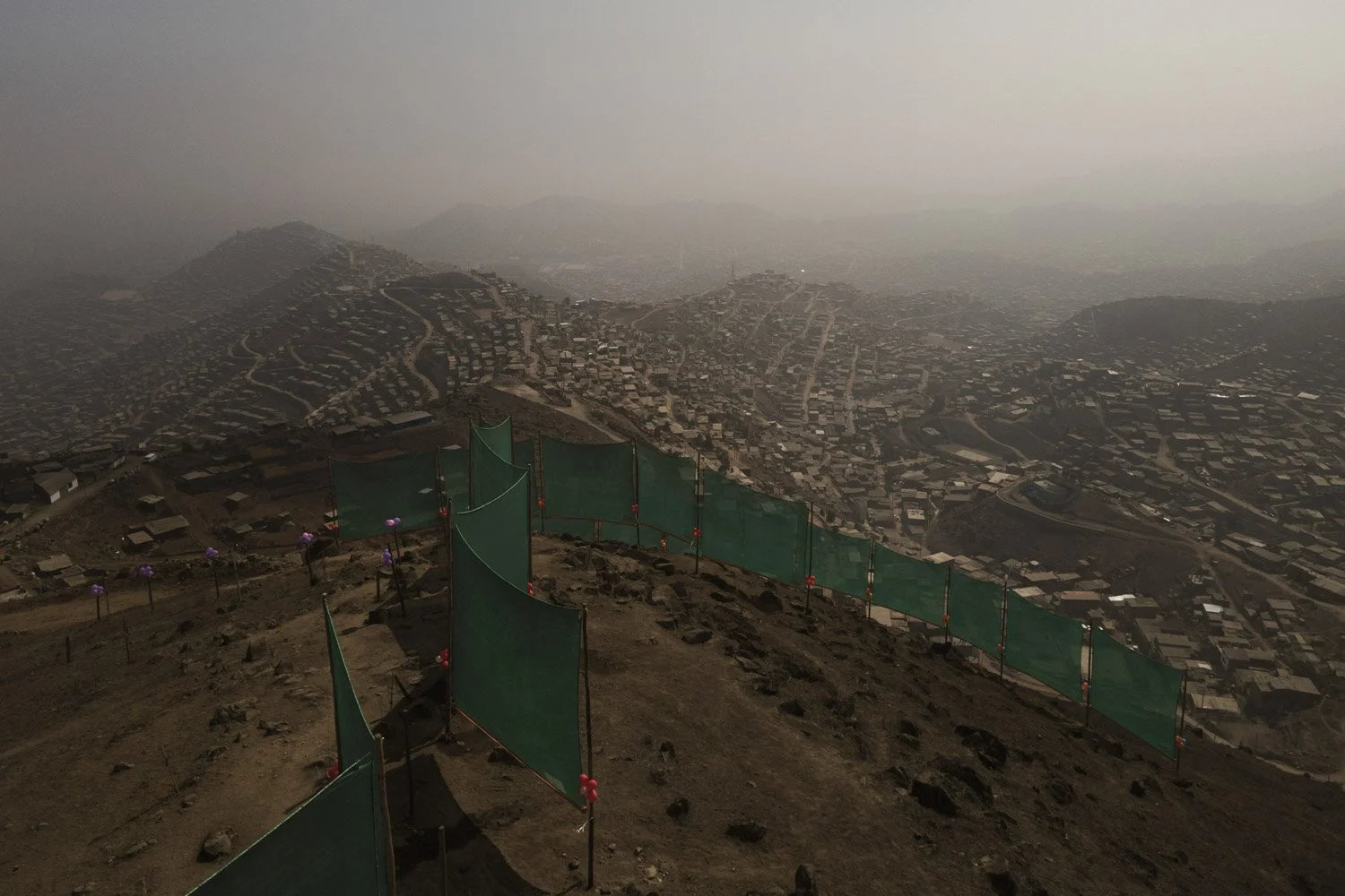 fog-nets-lima-desert-city-water-collection-alessandrocinque-innovative-sustainable-NationalGeographic