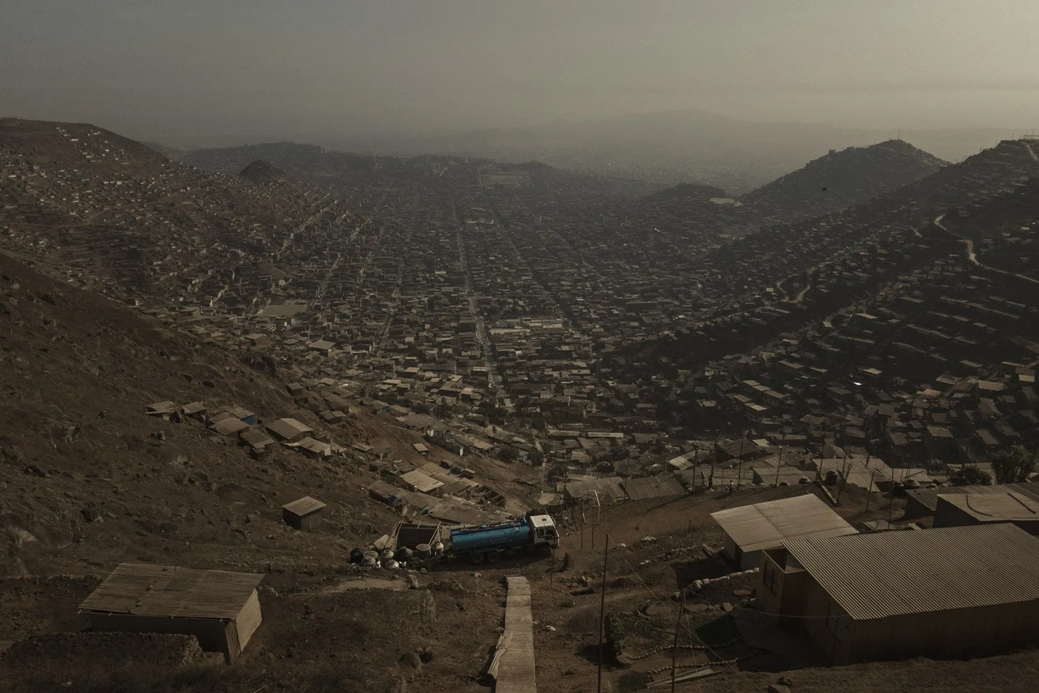 fog-nets-lima-desert-city-water-collection-alessandrocinque-innovative-sustainable-NationalGeographic