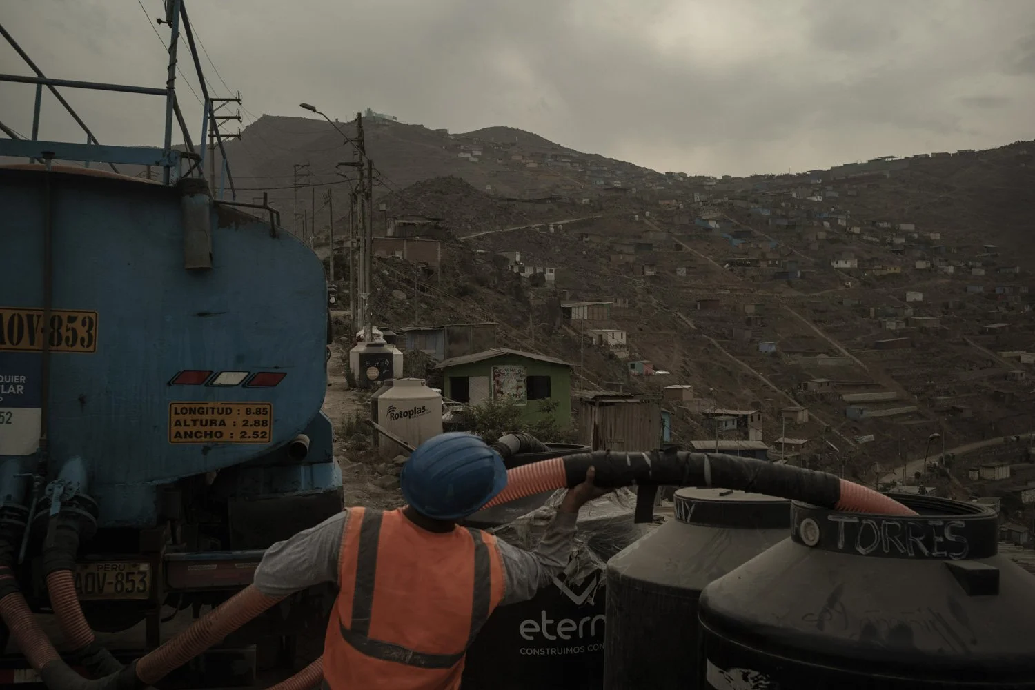 fog-nets-lima-desert-city-water-collection-alessandrocinque-innovative-sustainable-NationalGeographic