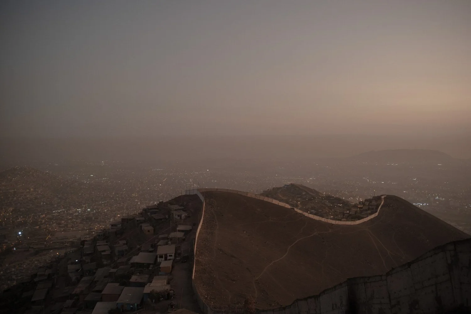 fog-nets-lima-desert-city-water-collection-alessandrocinque-innovative-sustainable-NationalGeographic