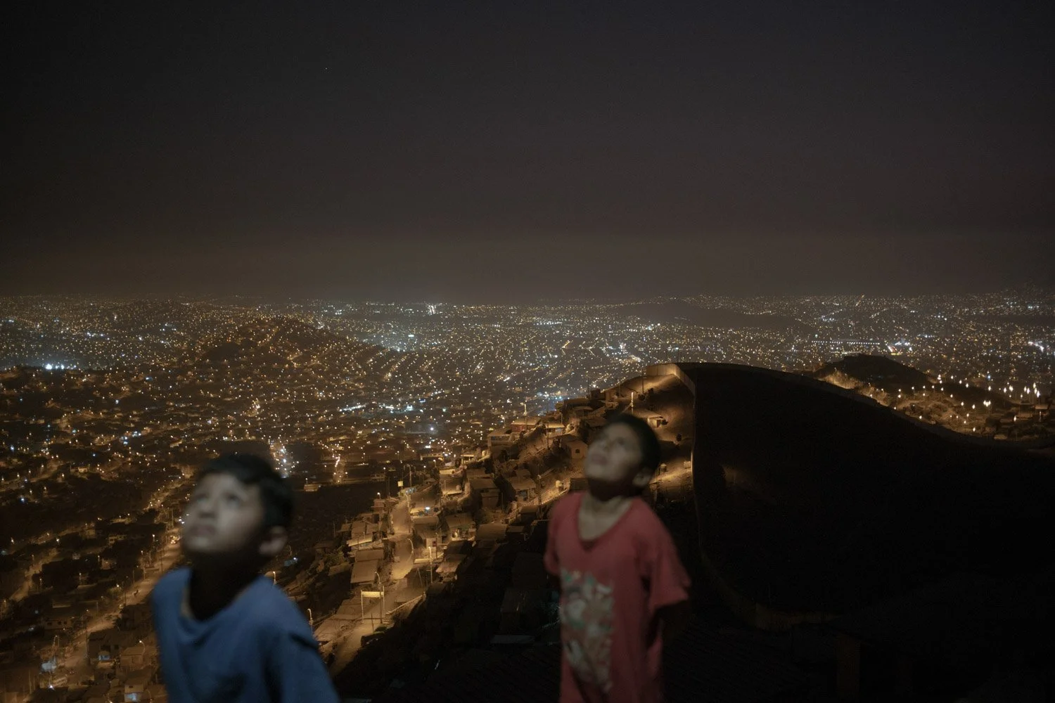 fog-nets-lima-desert-city-water-collection-alessandrocinque-innovative-sustainable-NationalGeographic