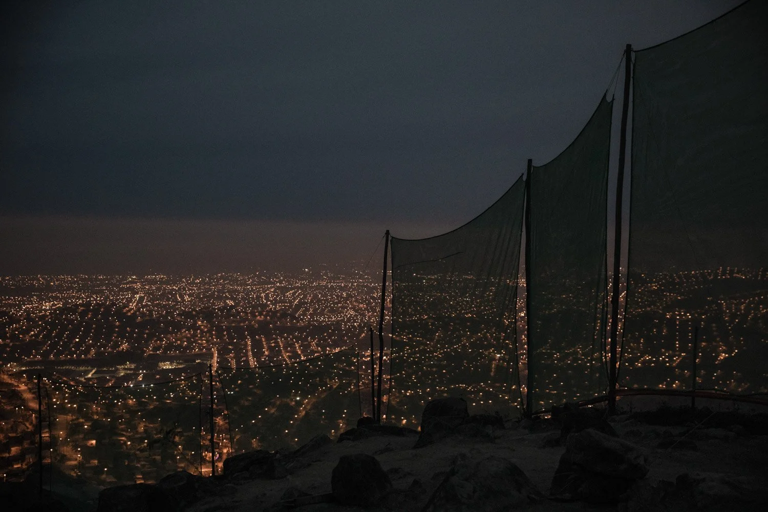 fog-nets-lima-desert-city-water-collection-alessandrocinque-innovative-sustainable-NationalGeographic