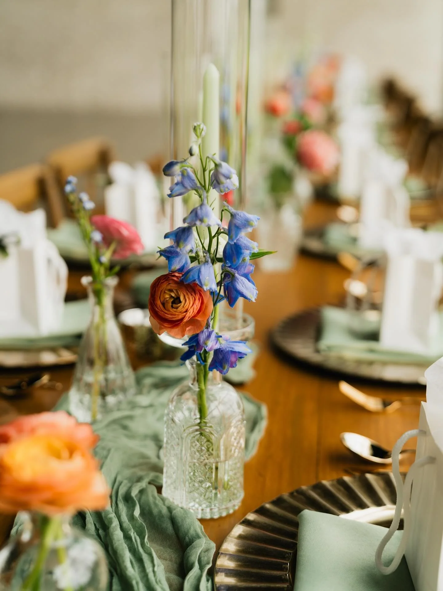 Bud vases are a great way to have lots of flowers with lower cost! And I mean&hellip; how cute are these???

#wedding #tablescapes #weddingflorals #weddingflowers #texasweddingvenue 

@camp.hosea 
@jackquelineray.events 
@maddieclairesmall
