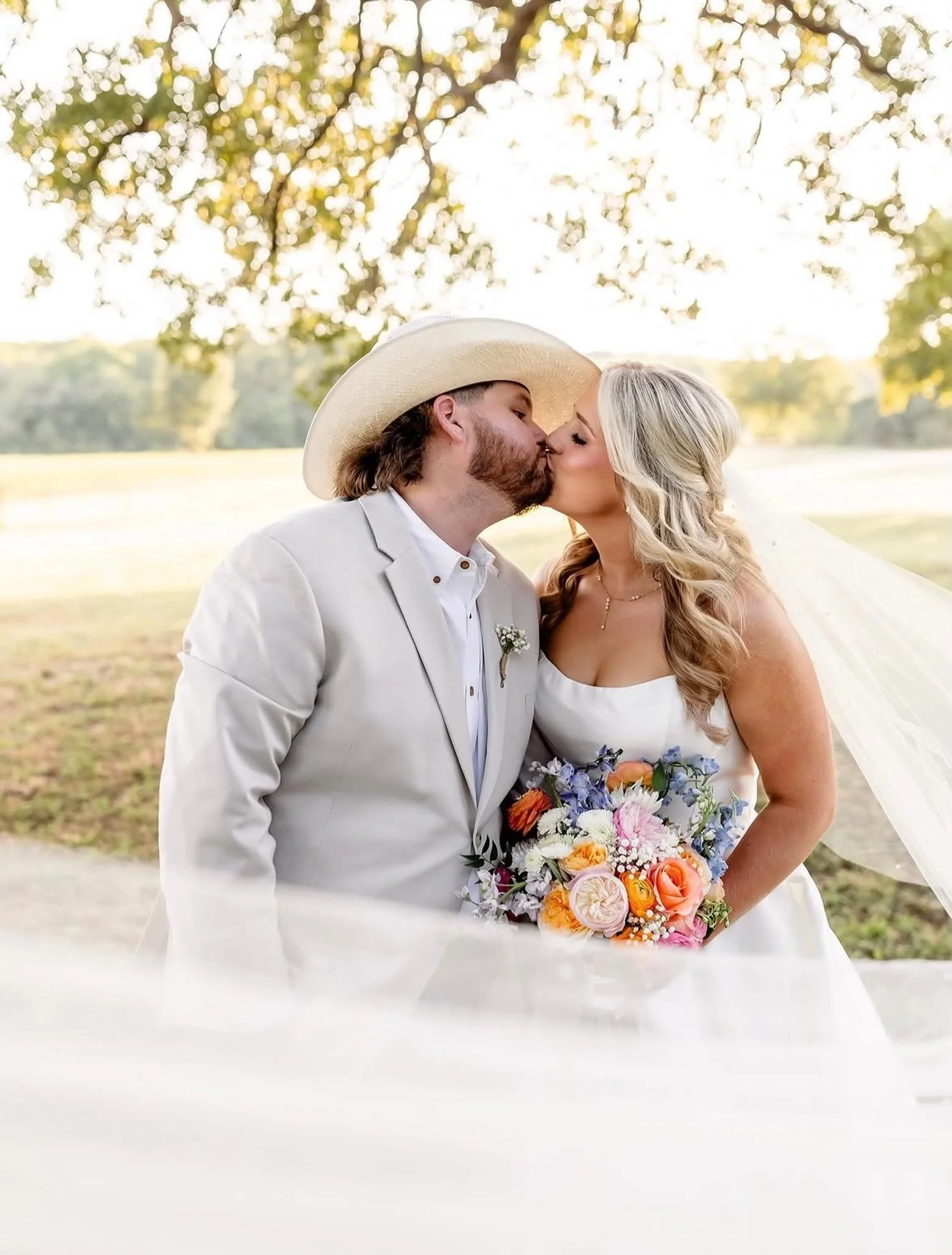 Feeling all the feels for Texas summer weddings!!!

 

Bride: @brookembussey |Groom: @chasesmith1014
VENUE @ | Coordinator @jazz_whitney_events  Bartender @ | DJ @e429events |
HMU@sunkissedandmadeup |PHOTO BOOTH @staroftexasphotobooth
Photographer @m