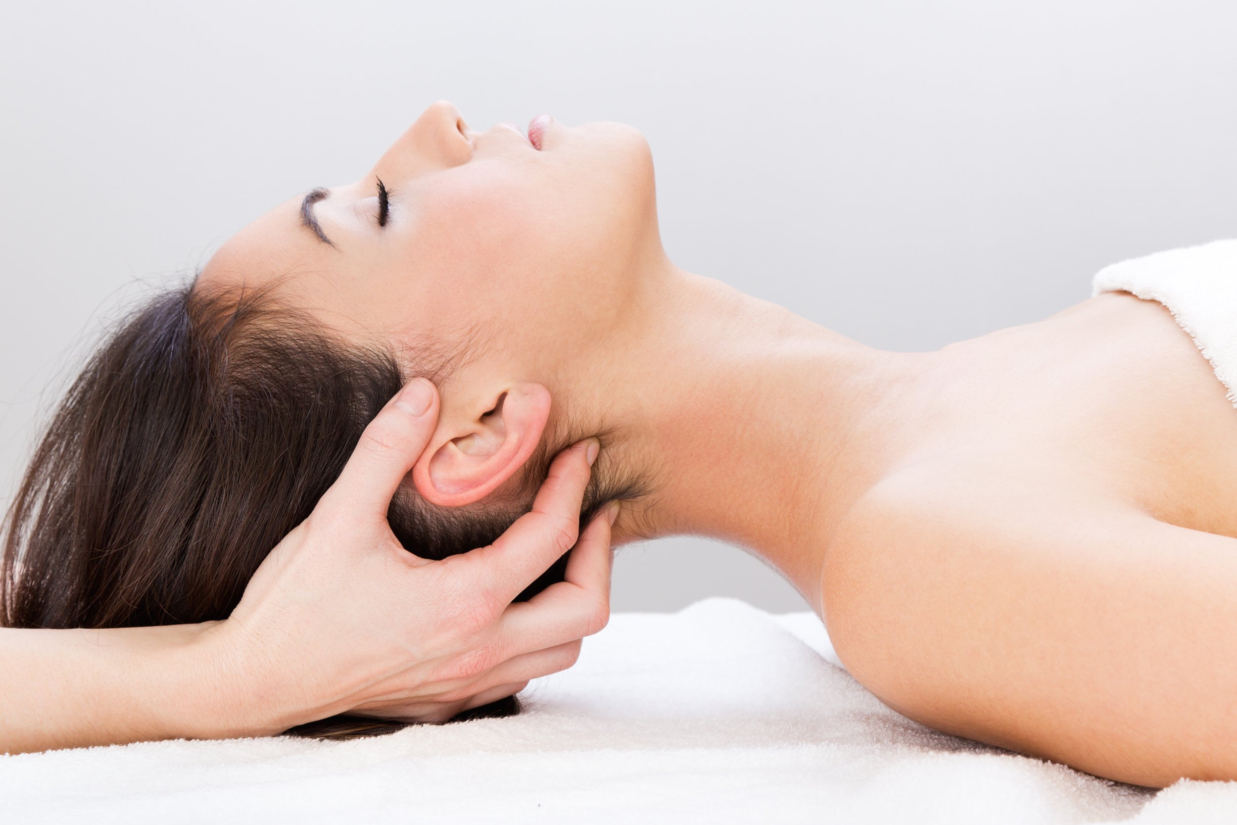 Massage crânien : un voyage intérieur pour apaiser l’esprit et ralentir
