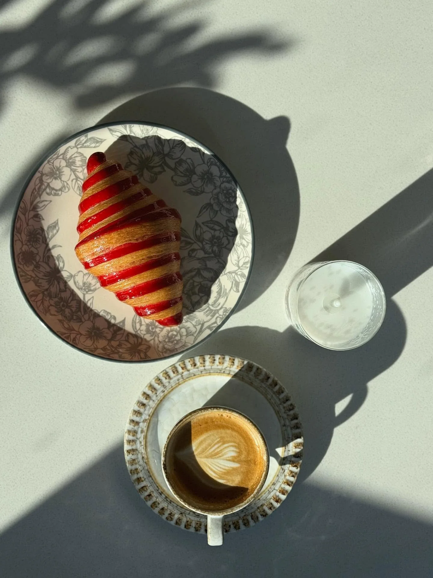 ✨ Treat yourself to a little break.
Sometimes all you need to make your day better is a quiet moment with a cup of coffee and our freshly baked croissant filled with vibrant, juicy berries.

You deserve this little pleasure. 💛 #FleurDeLysBakery
#Map