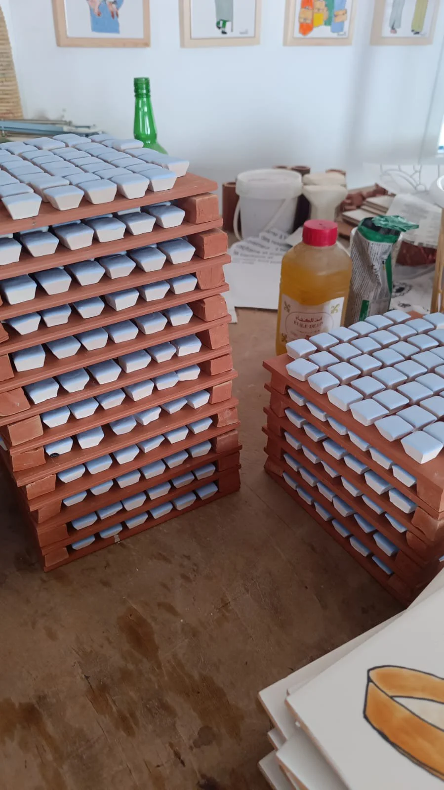 Mise en place des pièces prêtes à être enfournées pour la deuxième cuisson après l'étape peinture.