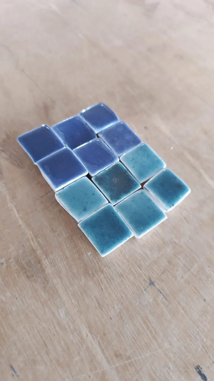 Pièces de porcelaine peintes et cuites une deuxième fois.