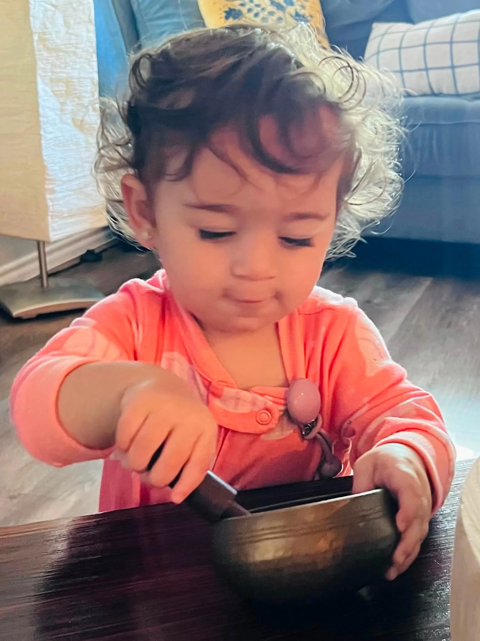 Amaia redecorating my coffee table 🥰