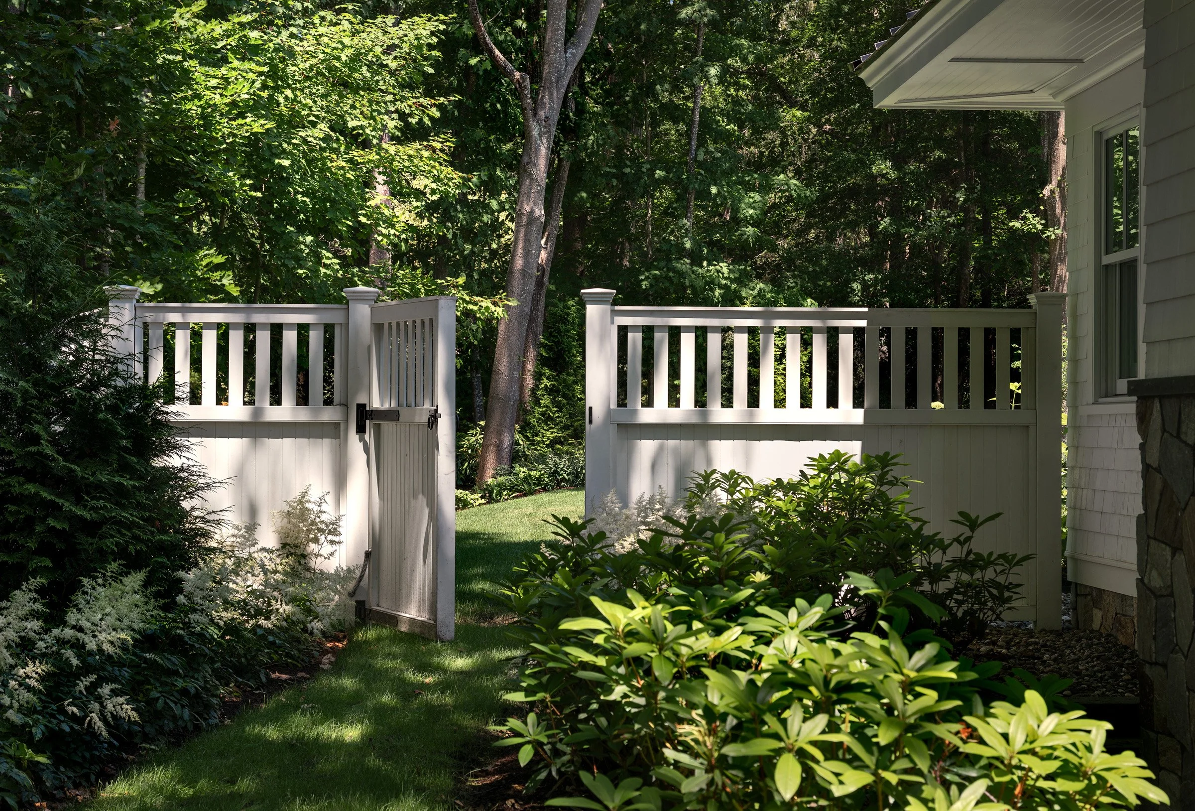 Oak Road Estate features a stunning inground pool, a modern barn-style farmhouse, and a beautifully cultivated garden. Designed by Sea Laurel Landscape Architecture, this property blends refined outdoor living with timeless New England charm.