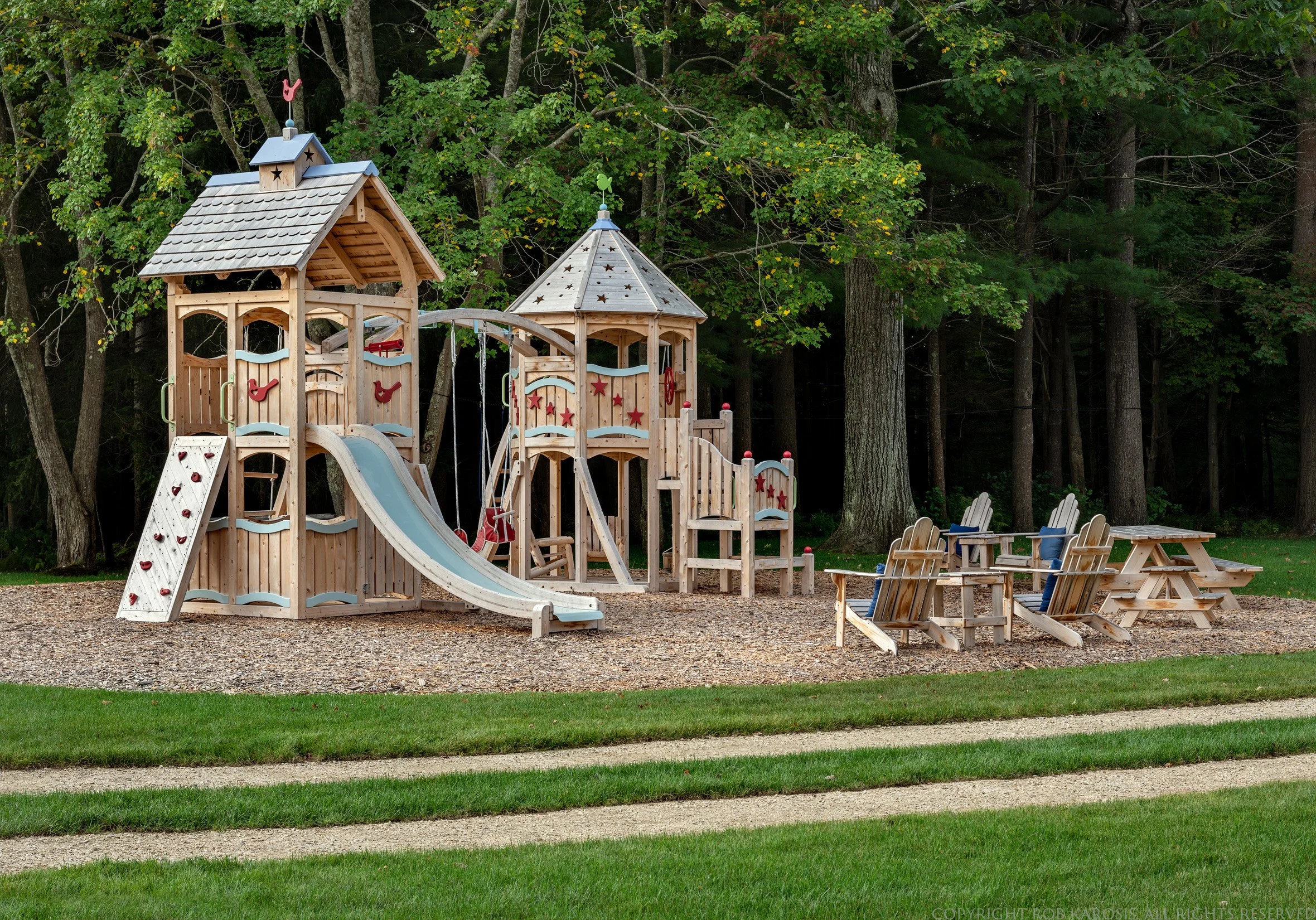 Meadow Residence features expansive meadowland, a beautifully integrated hardscape design, and a charming children’s playhouse. Thoughtfully crafted by Sea Laurel Landscape Architecture, this project blends natural New England beauty with functional,