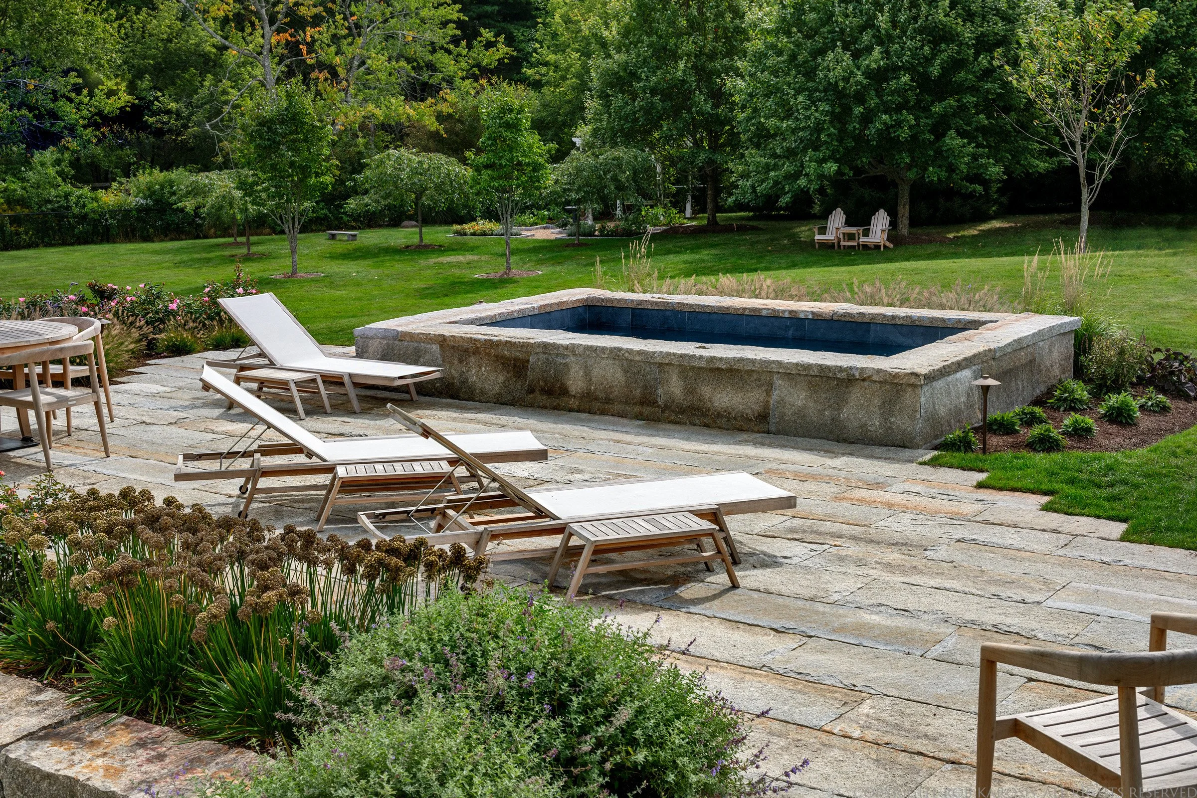 Meadow Residence features expansive meadowland, a beautifully integrated hardscape design, and a charming children’s playhouse. Thoughtfully crafted by Sea Laurel Landscape Architecture, this project blends natural New England beauty with functional,