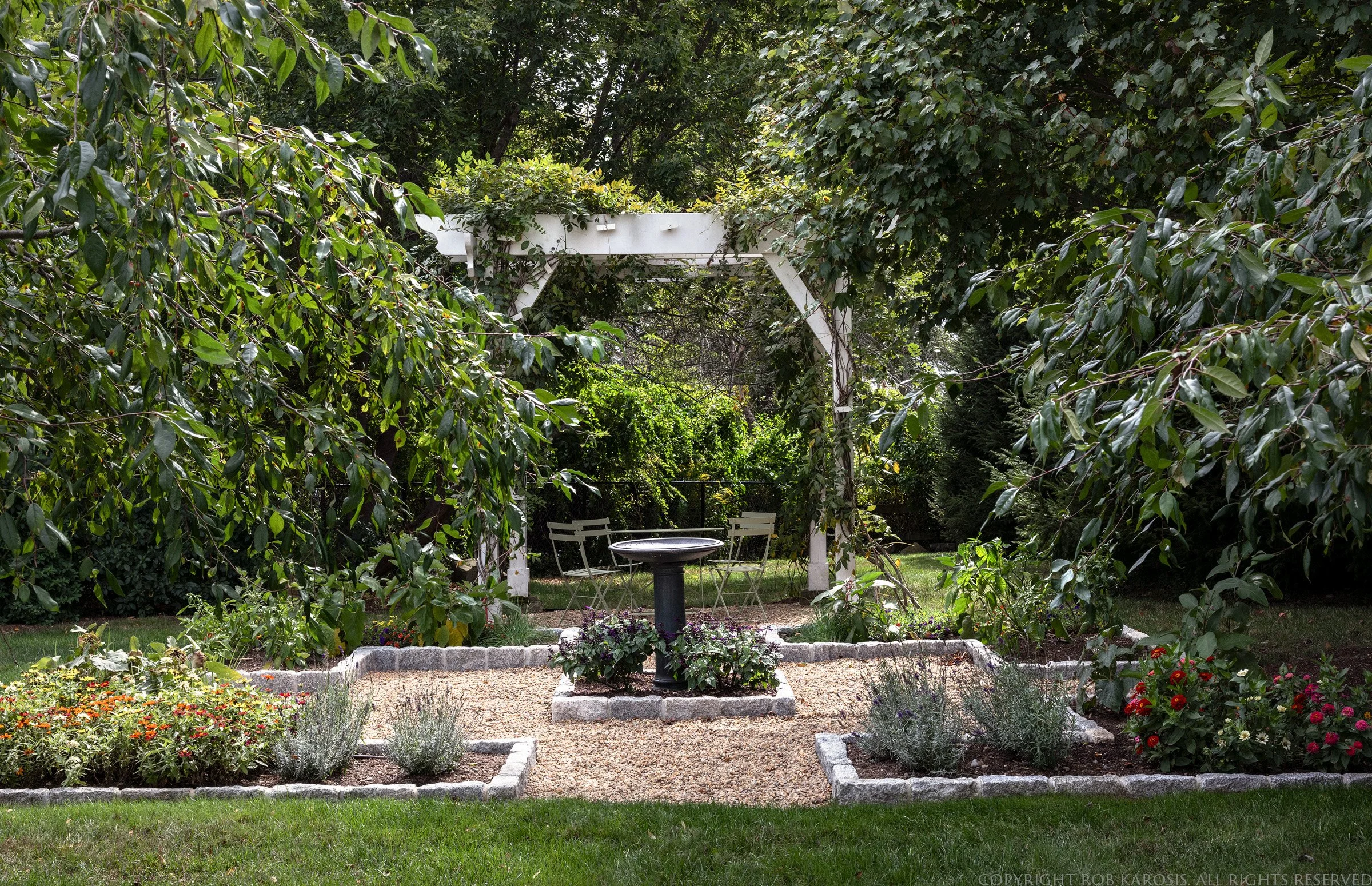 Meadow Residence features expansive meadowland, a beautifully integrated hardscape design, and a charming children’s playhouse. Thoughtfully crafted by Sea Laurel Landscape Architecture, this project blends natural New England beauty with functional,