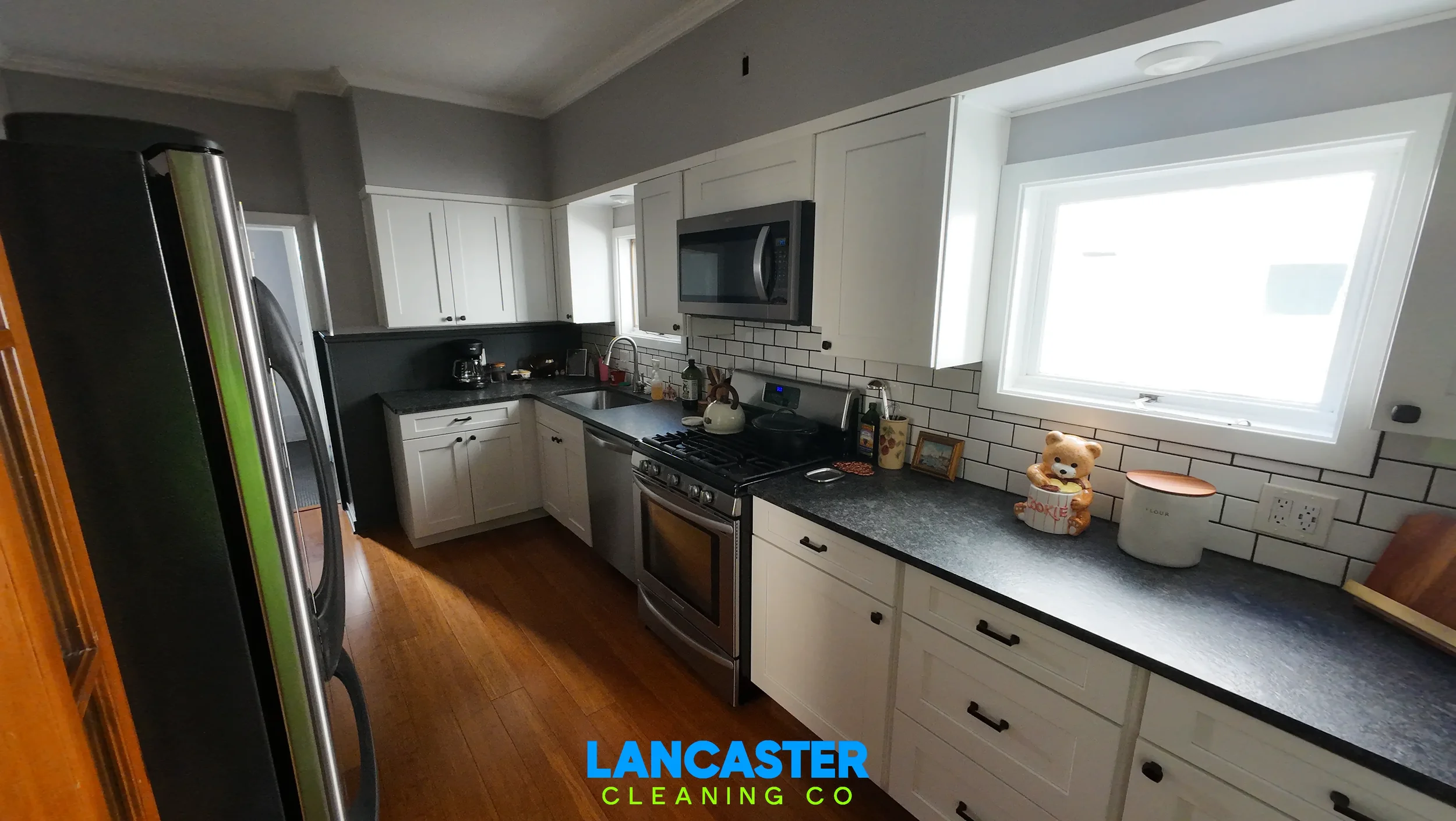 White kitchen cabinet cleaning.WebP